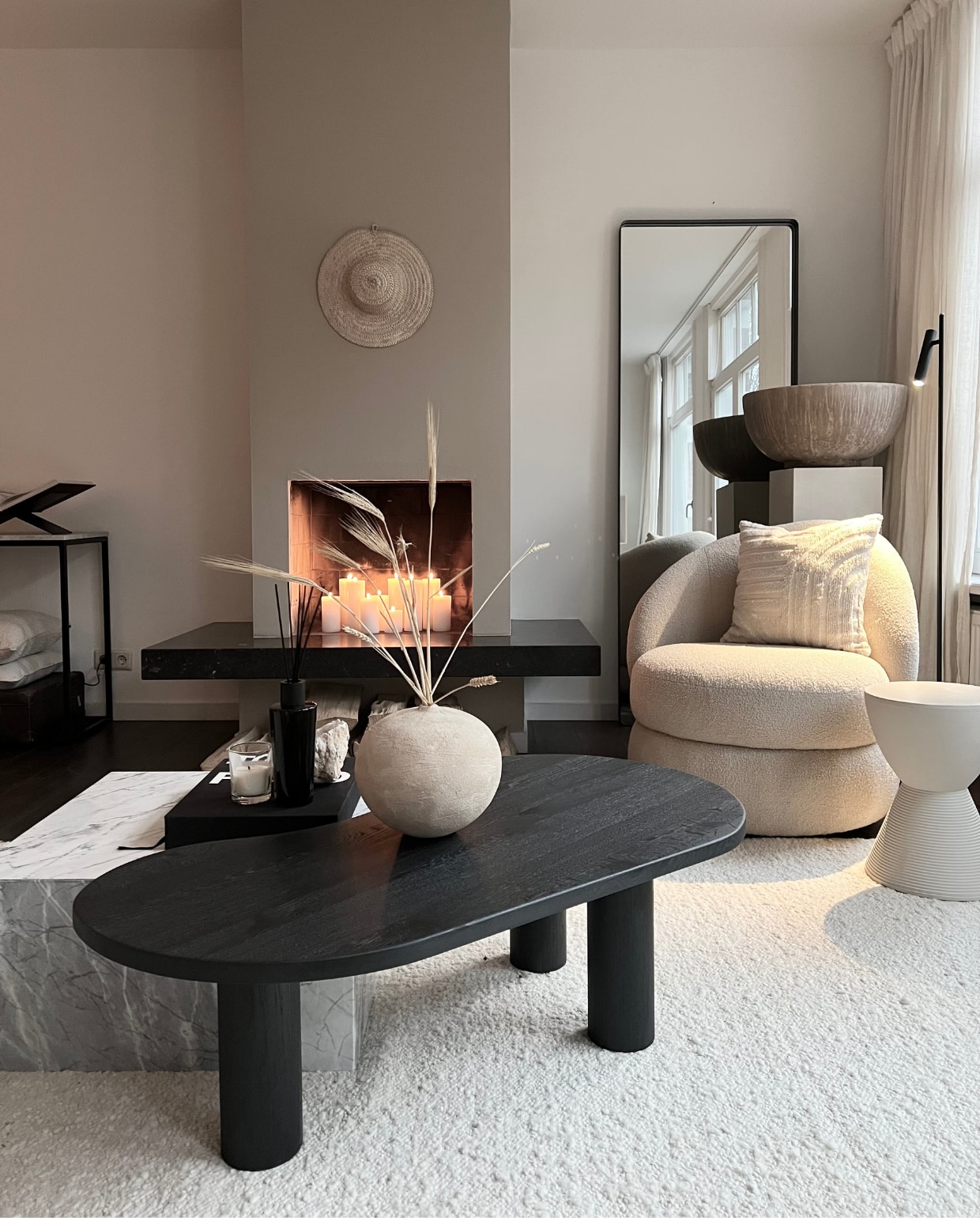 Salontafels maatwerk van Onno Design. Vaas Urban nature culture. Fauteuil Alma en vloerkleed van Sofacompany. Kussen en vloerlamp Wehkamp. Kruk Philip Starck, zelf geschilderd. Sidetable Tafels van steen. Overig onbekend. Klaas Hogeweg