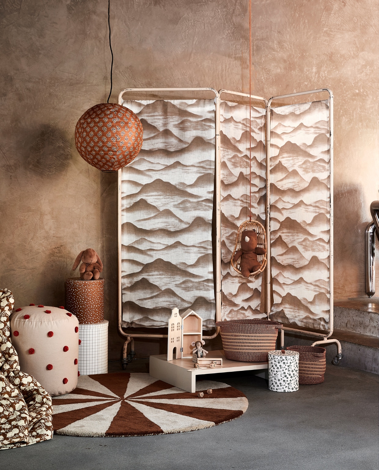 Vintage kamerscherm _ 35,- (marktplaats.nl). Linnen gordijnstof Flou, 293 cm breed, per meter _ 159,10 (casamance.com). Katoenen hanglamp van Madam Stoltz _ 106,75 (deens.nl). Organisch katoenen poef Dot Tufted van Ferm Living _ 119,-, vloerkleed Arch van Ferm Living, wol en katoen, 130 cm (_) _ 239,-, katoenen quilted plaid Foliage van BePureHome _ 129,- (vtwonen.nl/shop). Kartonnen opbergdozen van Oyoy Mini, set van 3 _ 59,95, katoenen opbergmanden Eran van Kidsdepot, set van 2 _ 29,95 (wehkamp.nl). Sungkaihouten plateau _ 225,- (hkliving.com). Konijn van Maileg, gerecycled polyester, _ 27,50, rotan mini-hangstoel van Maileg _ 59,-, linnen nijlpaard van Maileg _ 35,-, katoenen muis met hoed van Maileg _ 22,50, katoenen geruite mini-stoel van Maileg _ 13,50 (maisonnl.com). Overig priv_bezit. styling Kelly van Gendt | fotografie Peggy Janssen