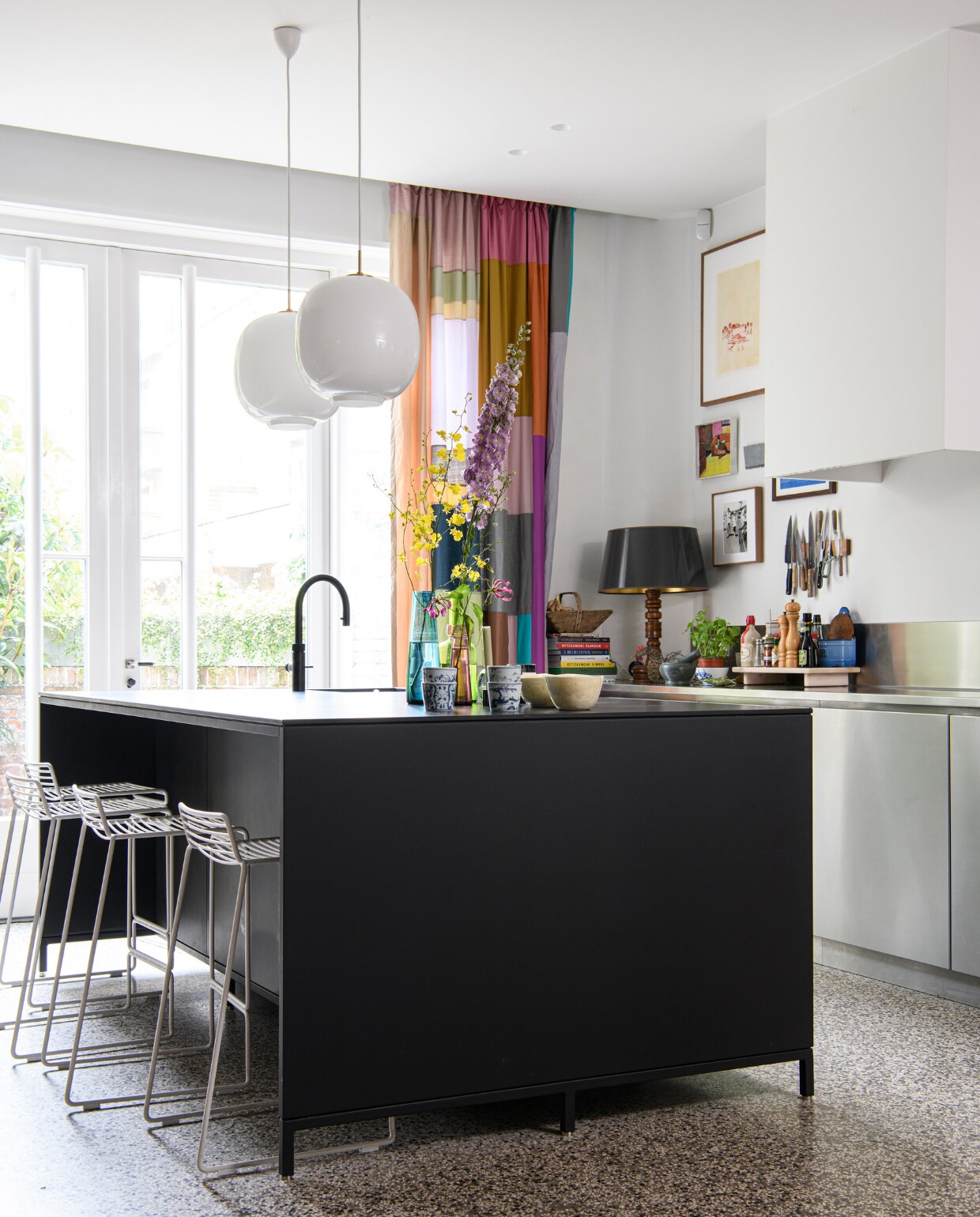 Keuken Lodder Keukens, barkrukken Hay, gordijnen Frank Visser, tafellamp markt, kruk Zig Zag van Polspotten. Overig onbekend. vtwonen 09-2023 | styling Kim Timmerman | fotografie Louis Lemaire