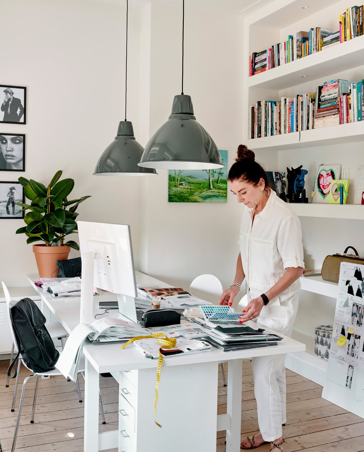 De werkkamer van Hanne. Tafel en lampen Ikea. Vlinderstoelen naar een ontwerp van Arne Jacobsen. Achter de werkplek: stucwerkplanken die in de muur zijn ge_ntegreerd. Hanne gebruikt ze als een soort tentoonstellingsruimte voor mooie stillevens. vtwonen 04-2020 | productie Features &amp; More | styling Wilma Custers | fotografie Renee Frinking