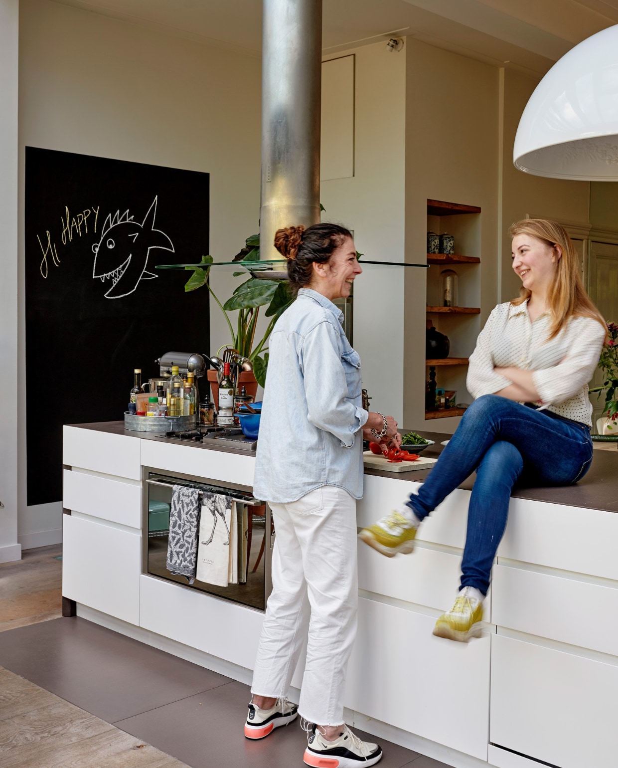 Potten, pannen, keuken-_apparatuur, borden, bestek: voorwerpen die Hanne liever niet in het zicht heeft. Ze kon ze allemaal kwijt in de lades van het enorme keukenblok. Keuken Modulnova. vtwonen 04-2020 | productie Features &amp; More | styling Wilma Custers | fotografie Renee Frinking