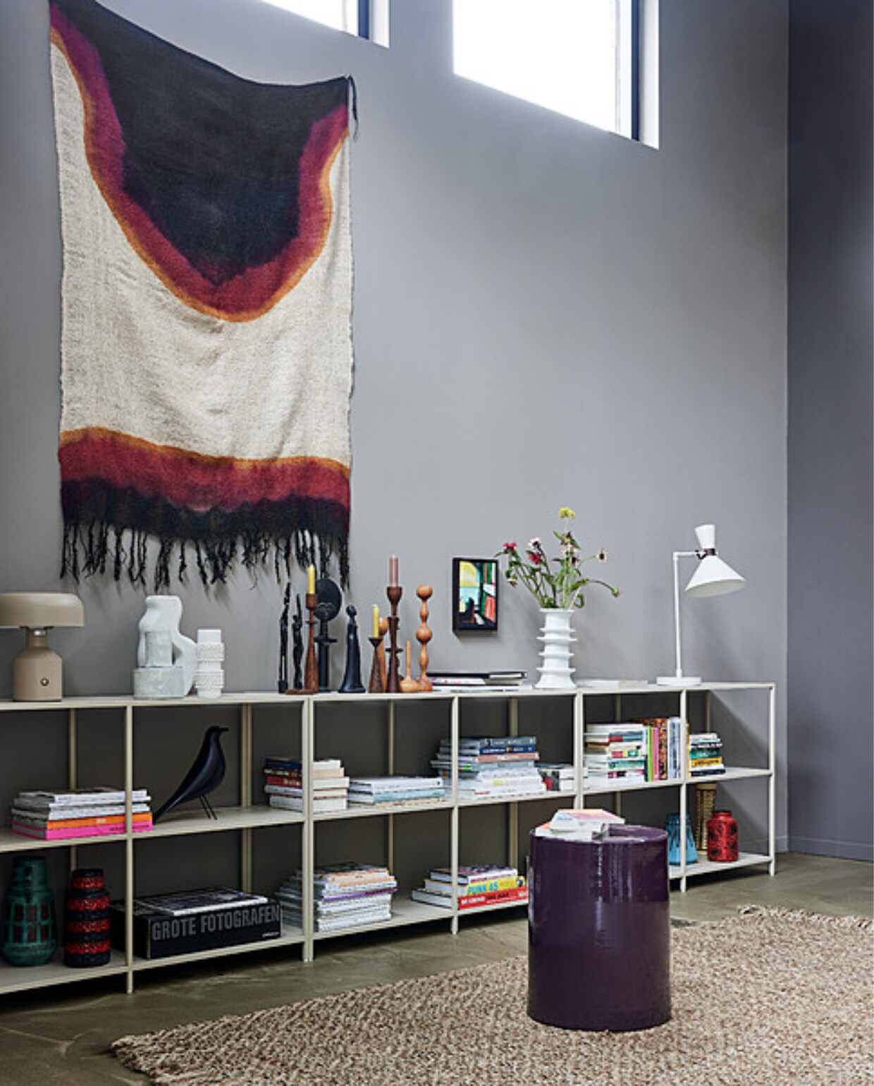 Metalen sidetable Latte van By fonQ, 120x35x80 cm (lxbxh) _ 199,-, tafellamp Hoodies van vtwonen _ 134,50, metalen tafellamp Porto van It_s about Romi _ 119,- witte vazen v.l.n.r. vaas H_l_na van Serax _ 39,-, keramieken vaas Pearl van Bloomingville _ 58,90, stenen vaas Billy van Serax _ 75,- (vtwonen.nl/shop). Hoge organische witte keramieken vaas Somme _ 59,95 (urbannatureculture.com). Wollen wandkleed, geverfd met natuurlijke verf, 100x160 cm _ 219,-, hoge houten kandelaars, 30 cm (h) _ 55,- en 34 cm (h) _ 69,- (householdhardware.nl). Overige kandelaars en beelden vintage  van de kringloop en markten. Jute vloerkleed Aslak van Linie Design, 230x160 cm _ 345,-, stenen bijzettafel Pawns van Serax, 37x46 cm (_xh) _ 245,- (vtwonen.nl/shop). Overig priv_bezit. vtwonen 2023-10 | styling Fietje Bruijn | fotografie Alexander van Berge