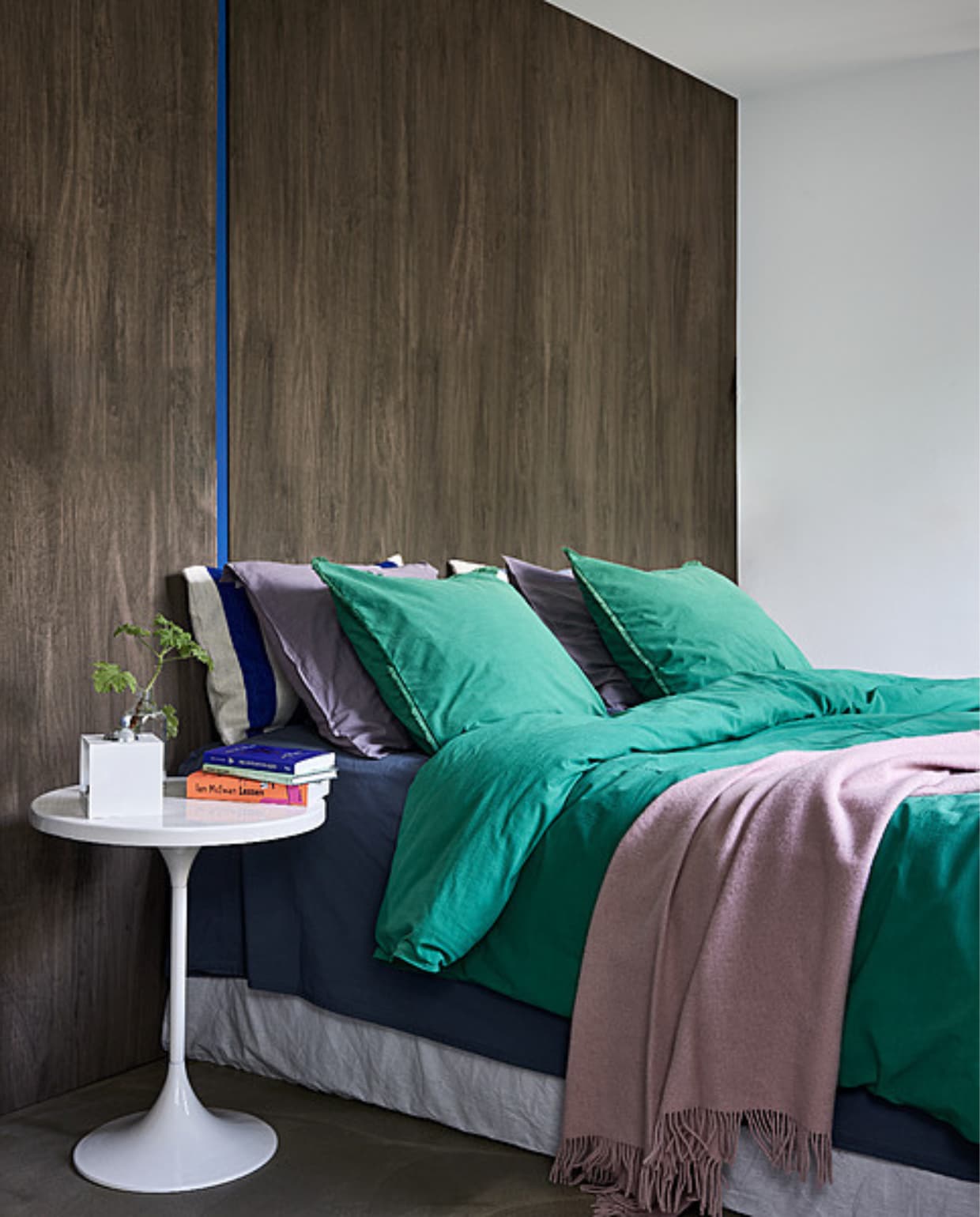 Verfkleur wandpanelen London Clay van Farrow &amp; Ball, 1:10 verdund met water (vestingh.nl). Muurverf blauw U6.44.33 van Flexa, per 2,5 liter _ 46,50 (karwei.nl). Metalen bijzettafel, 50x60 cm (_xh) _ 299,- (urbannatureculture.com). Groen katoenen dekbedovertrek Natural Stone Fraying van vtwonen, 240x200/220 cm _ 159,95, taupe kussenslopen uit beddengoedset Natural Stone van vtwonen _ 159,95, wollen plaid Athen van Silkeborg, 200x130 cm _ 140,- (vtwonen.nl/shop). Wollen gestreepte kussens _ 85,- (householdhardware.nl). Overig priv_bezit. vtwonen 2023-10 | Styling Fietje Bruijn | Fotografie Alexander van Berge