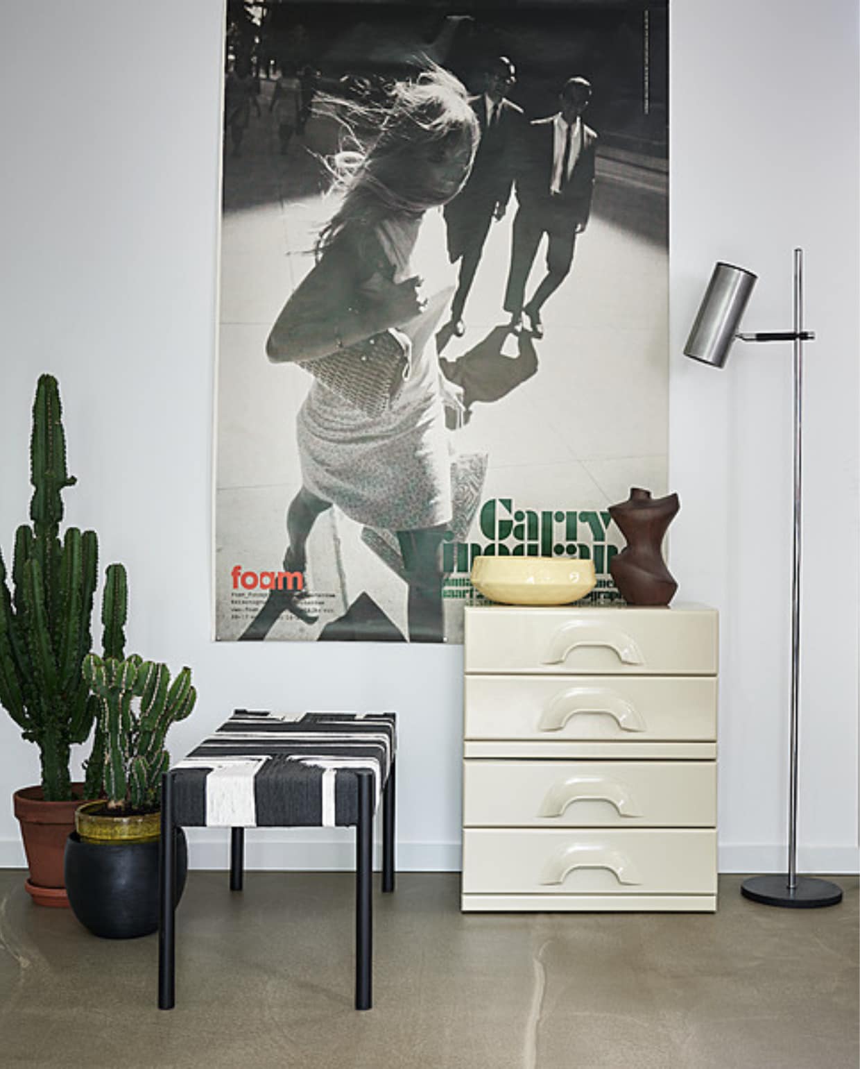 Kunststof ladekasten Retro, 60x30x35,2cm (bxdxh) _ 675,- (hkliving.com). Mangohouten bank Jessy van Woood, 90x40x44 cm (bxdxh) _ 349,- (vtwonen.nl/shop). Aardewerken object Galatone _ 79,95, stenen fruitschaal Grottaglie _ 59,95 (urbannatureculture.com). Overig priv_bezit. vtwonen 2023-10 | Styling Fietje Bruijn | Fotografie Alexander van Berge