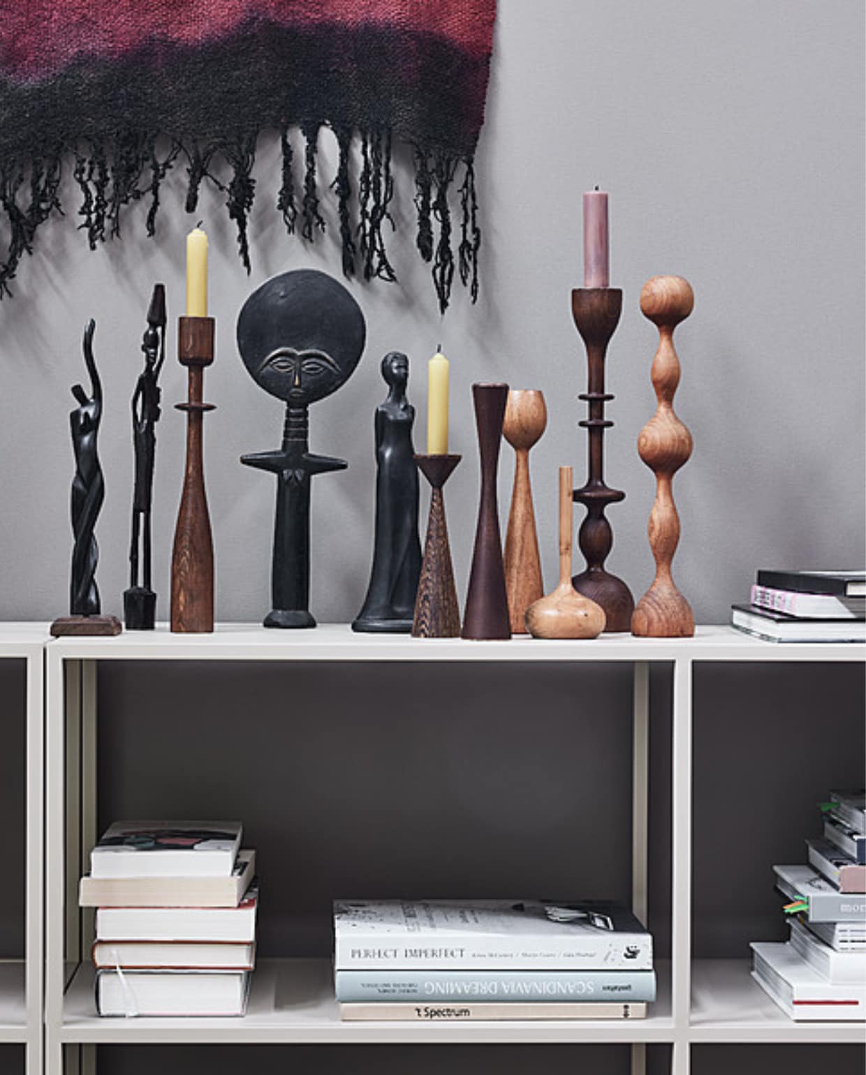 Combinatie vintage en nieuwe kandelaars, vanaf _ 55,- (householdhardware.nl). Overig kringloop, marktplaats, markten en priv_bezit. vtwonen 2023-10 | Styling Fietje Bruijn | Fotografie Alexander van Berge