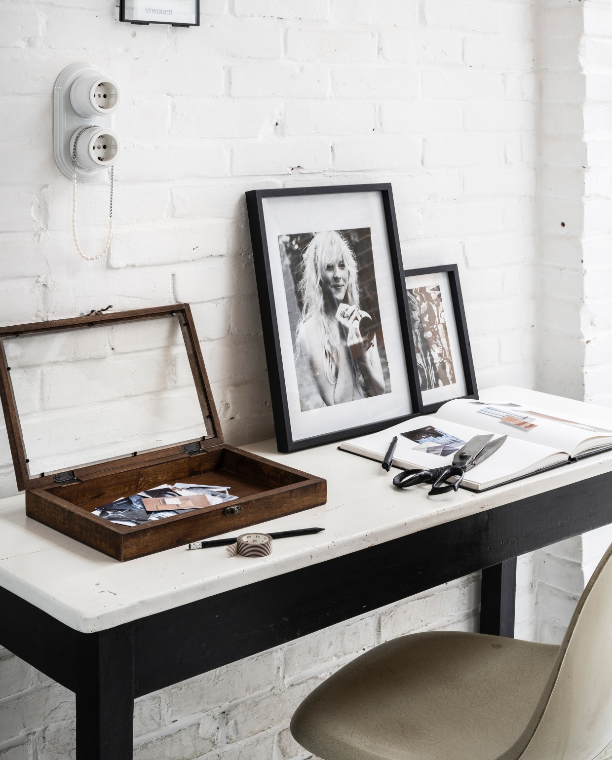 Houten opbergbox met glazen venster, large, 42x33x5 cm (lxbxh) € 49,95, ook verkrijgbaar in small, 21x33x5 cm (lxbxh) € 39,95 en medium, 42x16,5x5 cm (lxbxh) € 44,95. Diverse zwarte houten fotolijsten vanaf € 9,95. Overig privébezit. vtwonen 10-2023 | productie en styling Tanja Saarberg | fotografie Stan Koolen