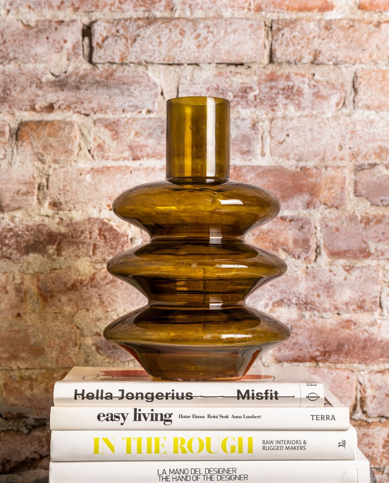 Groene glazen vaas, 20x29 cm (Øxh) € 44,95, ook verkrijgbaar in helder glas. Overig privébezit. vtwonen 10-2023 | productie en styling Tanja Saarberg | fotografie Stan Koolen