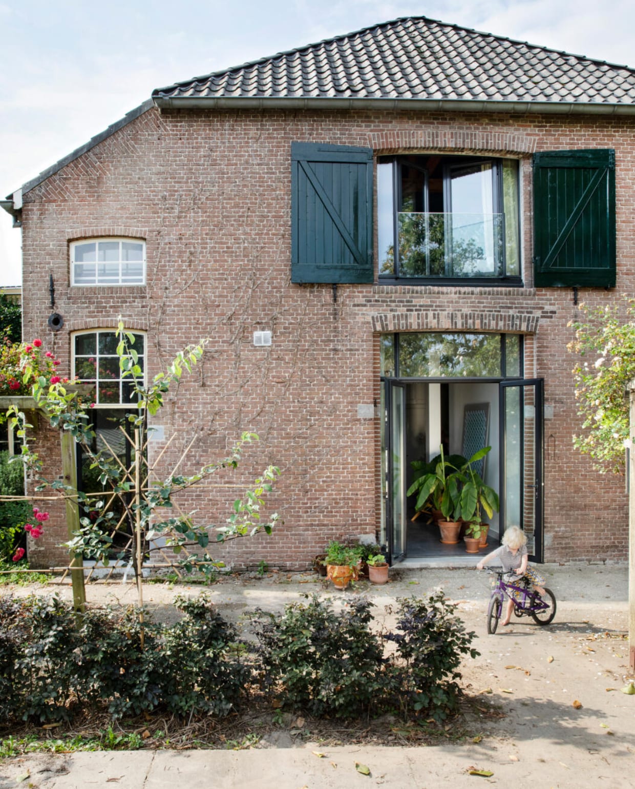 Lev voor de verbouwde appelboerderij van Mirte en Tom. vtwonen 10-2020 | fotografie Inga Powilleit | styling José Martens