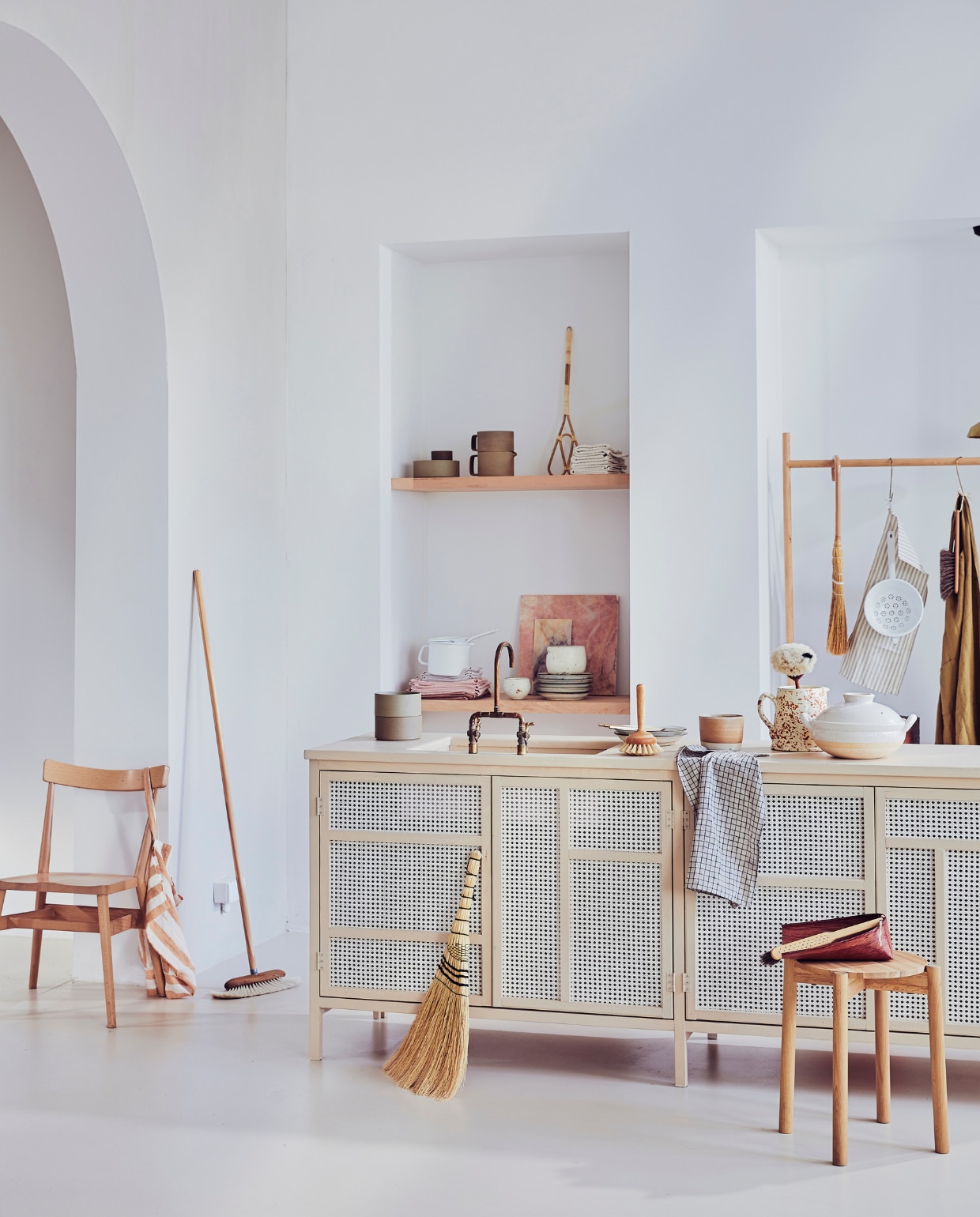 Keuken vanaf € 1700,- (com-anders.nl), Houten stoel van Ercol € 641,-, tas van Linge Particulier € 45,95, bezem € 48,50, Japanse handbezem tegen keukenblok € 96,- (pantoufle-design.nl). In kast: kom van Hasami Porcelain € 34,-, koffiepot met filter van Hasami Porcelain € 153,-, mattenklopper € 10,-, roze handdoeken van Linge Particulier € 18,95, emaillen pan van Riess € 30,-, Japans kopje van Takashi Sogo € 46,50, borden van Hasami Porcelain € 20,-, messing lampje van Futagami € 465,- (pantoufle-design.nl), marmeren serveerplank Stoned € 19,95, marmeren keukenplank Stoned vanaf € 59,95 (stonedmarble.com). Op het aanrecht: bakjes van Hasami Porcelain € 21,-, staande borstel van Iris Hantverk € 28,-, geruite handdoek van Fog Linen € 14,50, karaf van keramiek € 25,-, plumeau € 31,-, Japanse stoompan € 120,- (pantoufle-design.nl), geglazuurde kom keramiek € 49,- (annemiekebootsceramics.nl). Houten kruk van Karimoku New Standard € 335,-, met daarop Japanse bamboe stofvanger van Iris Hantverk € 27,-, veger van Iris Hantverk € 16,95, (pantoufle-design.nl). Aan het rek: Japanse handbezem € 84,-, emaillen Vergiet van Riess € 35,-, handdoek van Fog Linen € 14,50, olijfkleurig schort van Linge Particulier € 74,95, plumeau € 31,- (pantoufle-design.nl). Houten rek privébezit. vtwonen 5-2019 | styling Cleo Scheulderman | fotografie Jeroen van der Spek