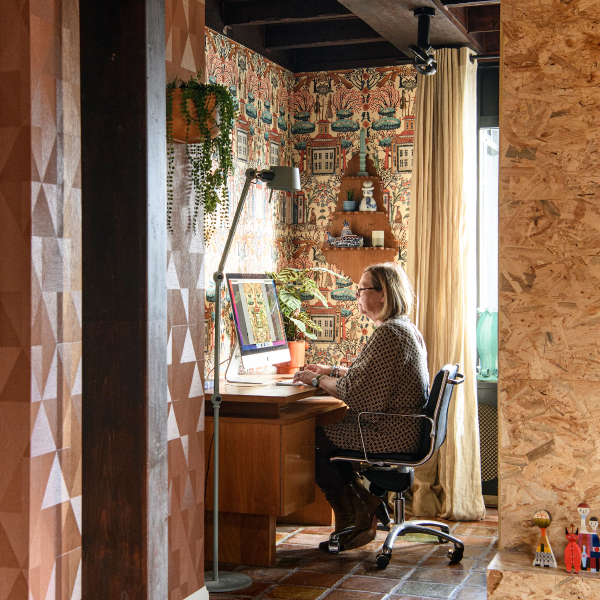 binnenkijken in een brutalistische 70s bungalow
