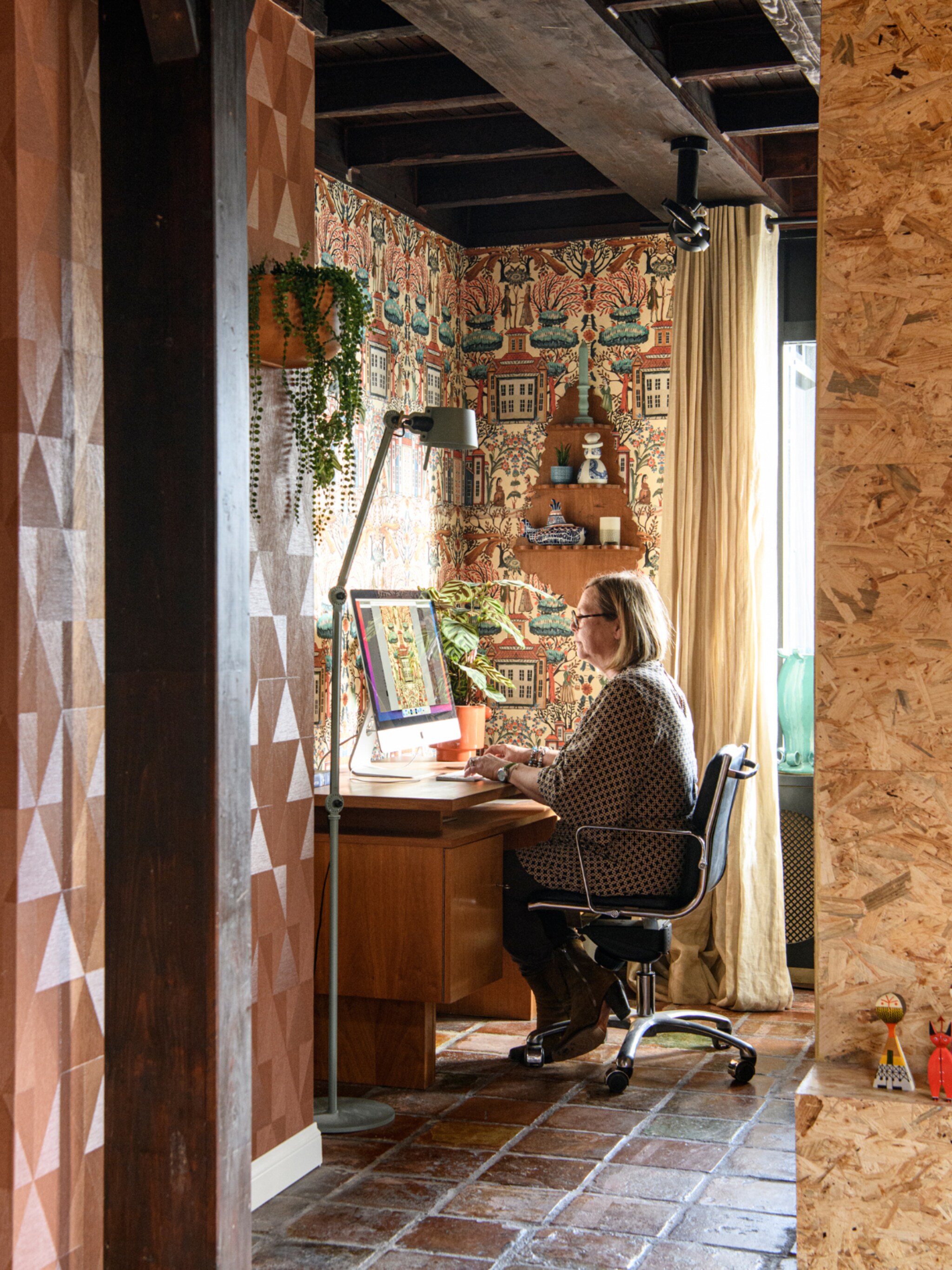 binnenkijken in een brutalistische 70s bungalow