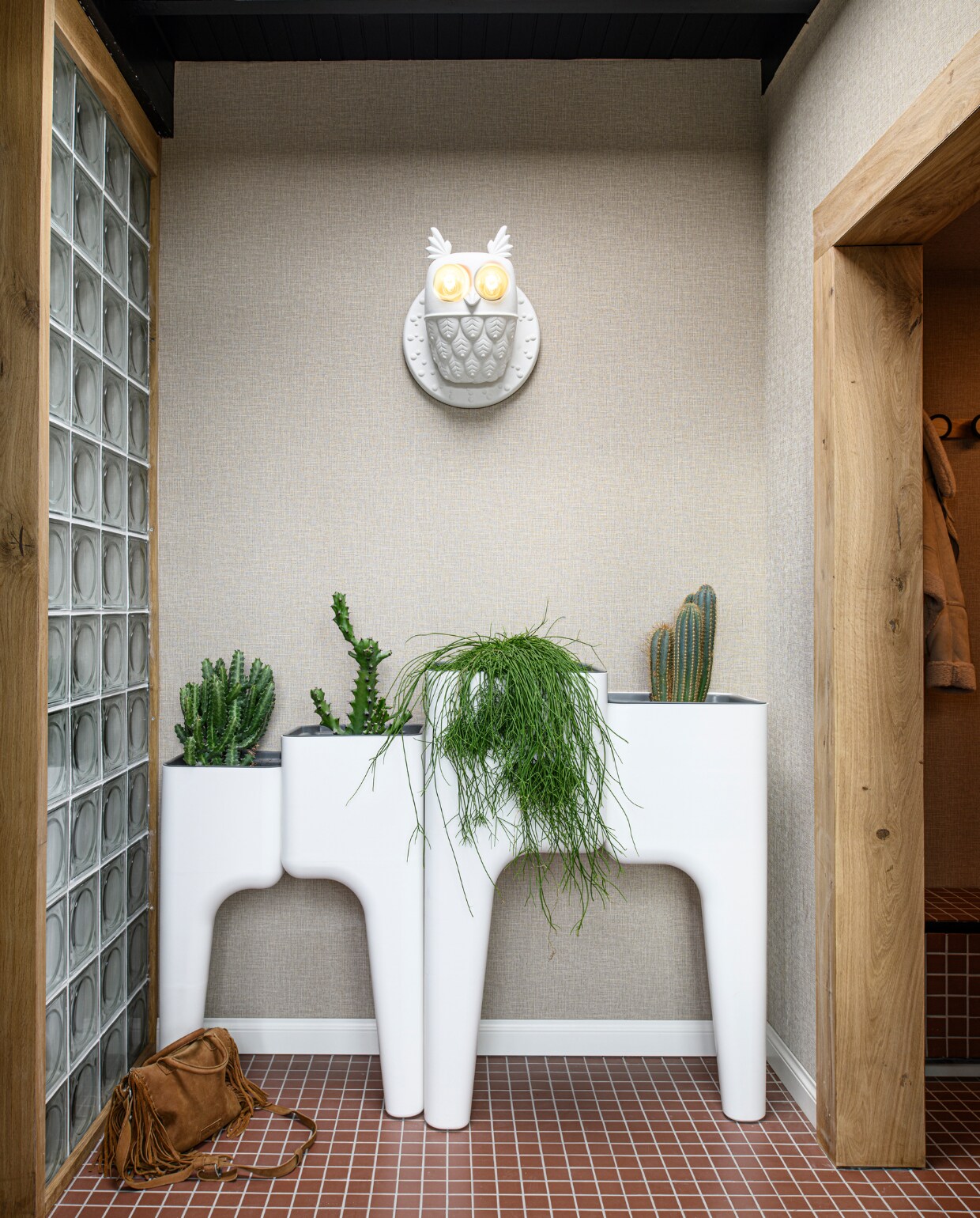 Wandlamp Zoo van Karman via Slowclub, plantenbakken Kiga XL, behang Filin van Casamance via Behangfabriek, vloertegels Winckelmans, glazen bouwstenen Alpha van Gasblok. Tas onbekend. 2 Buitenstoelen Jotex. 3 Geprinte schuifdeuren van Behangfabriek, wastafel Marktplaats, spiegelkast Cala Bassa, vloerkleed Tapijt24. Overig onbekend. vtwonen 10-2023 | styling Kim Timmerman | fotografie Louis Lemaire