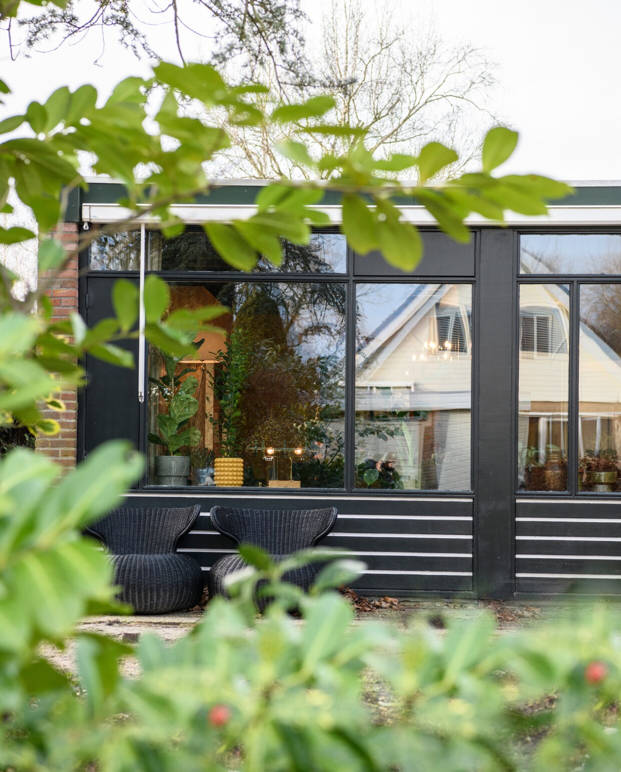 Buitenstoelen Jotex. 3 Geprinte schuifdeuren van Behangfabriek, wastafel Marktplaats, spiegelkast Cala Bassa, vloerkleed Tapijt24. Overig onbekend. vtwonen 10-2023 | styling Kim Timmerman | fotografie Louis Lemaire
