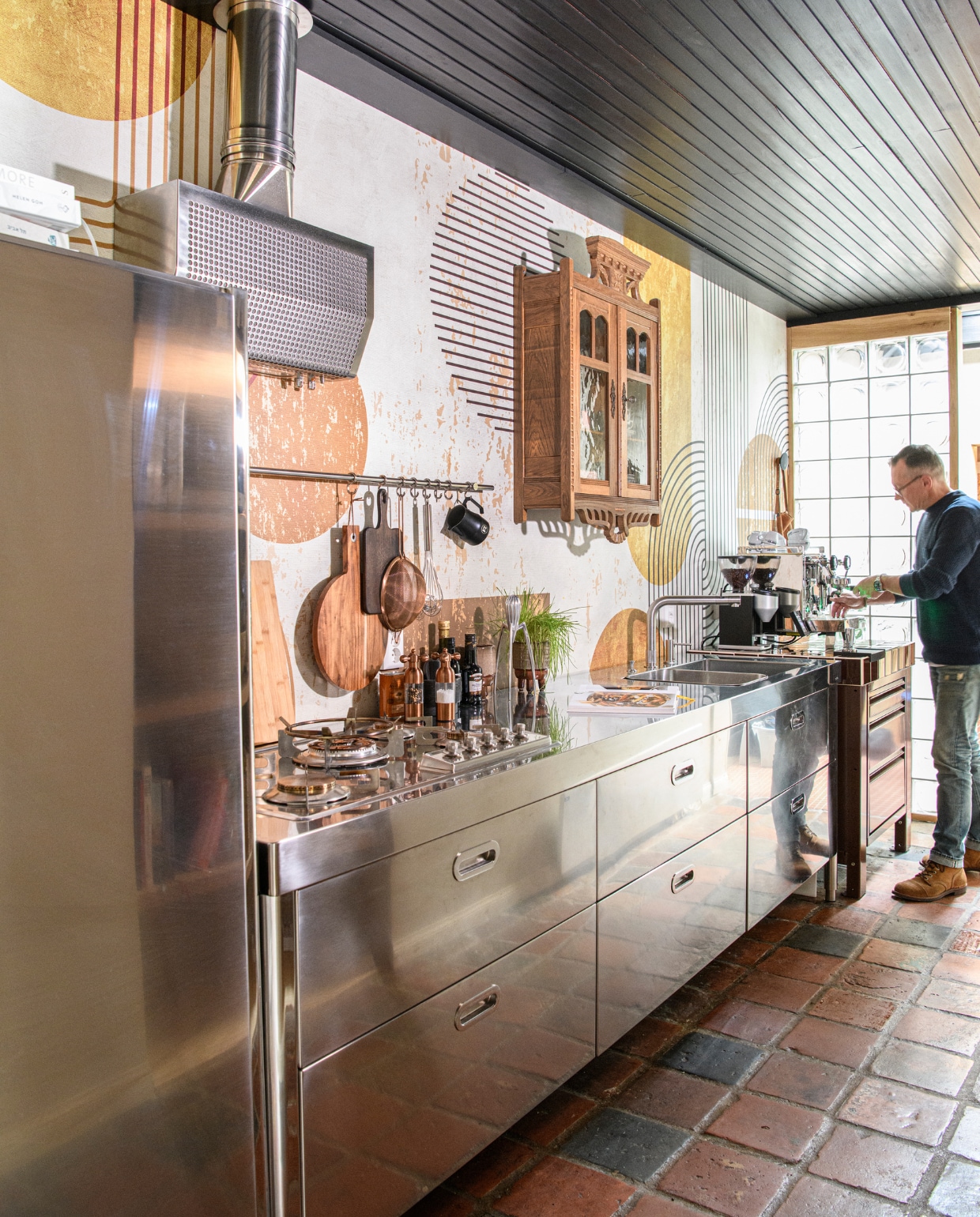Eiken vitrinekast Marktplaats, servies Teema van Iittala, rvs keuken The Big Easy Kitchen. Naadloos behang Road Trip en structuurbehang Parangon van Casamance via Behangfabriek. Overig onbekend. vtwonen 10-2023 | styling Kim Timmerman | fotografie Louis Lemaire