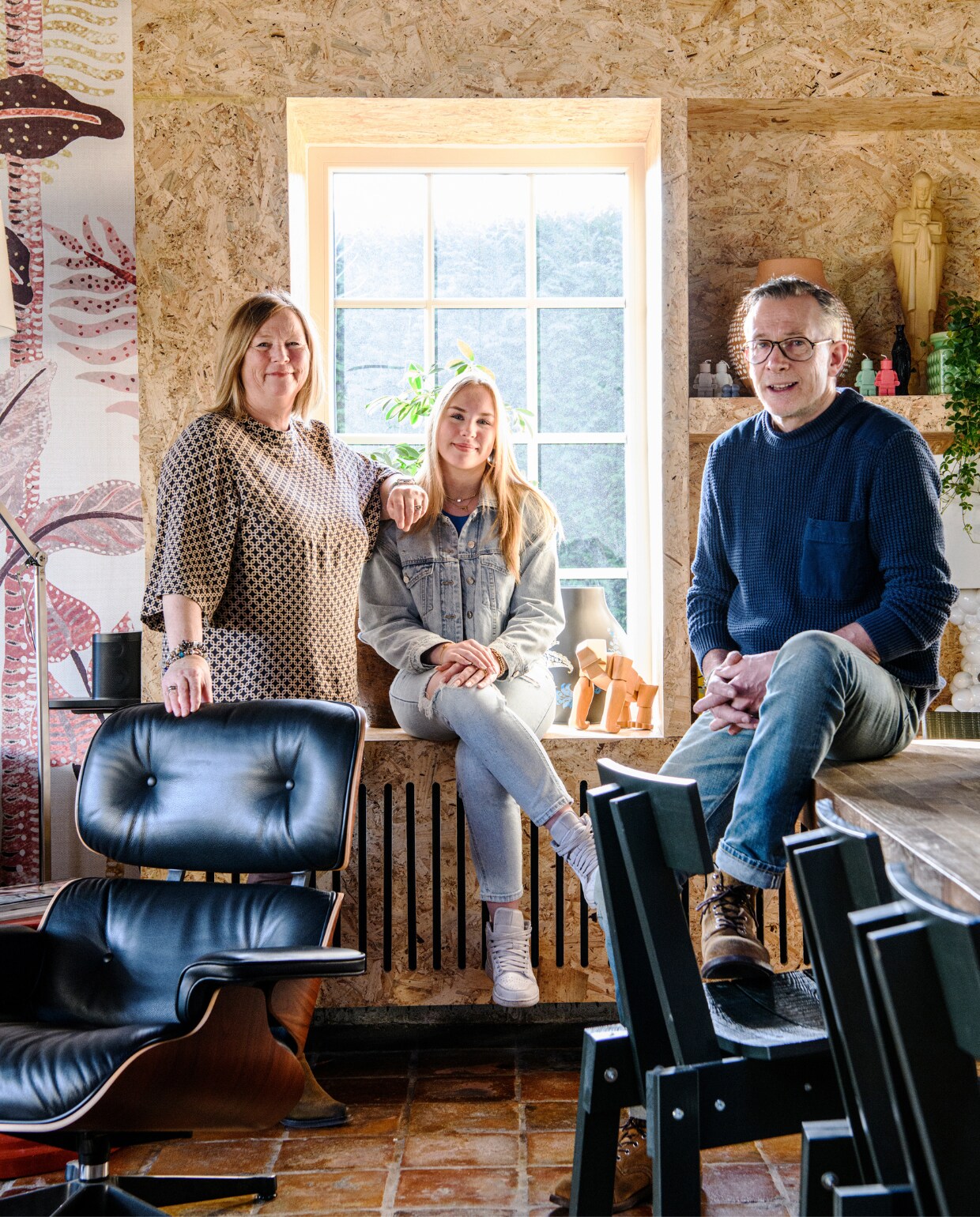 Marieke, Rein en Lola. Kantinetafel Piet Hein Eek, stoelen Piet Hein Eek voor Ikea. Behang Havana Khrôma van Masureel via Behangfabriek. Fauteuil en voetenbank Charles Eames. vtwonen 10-2023 | styling Kim Timmerman | fotografie Louis Lemaire