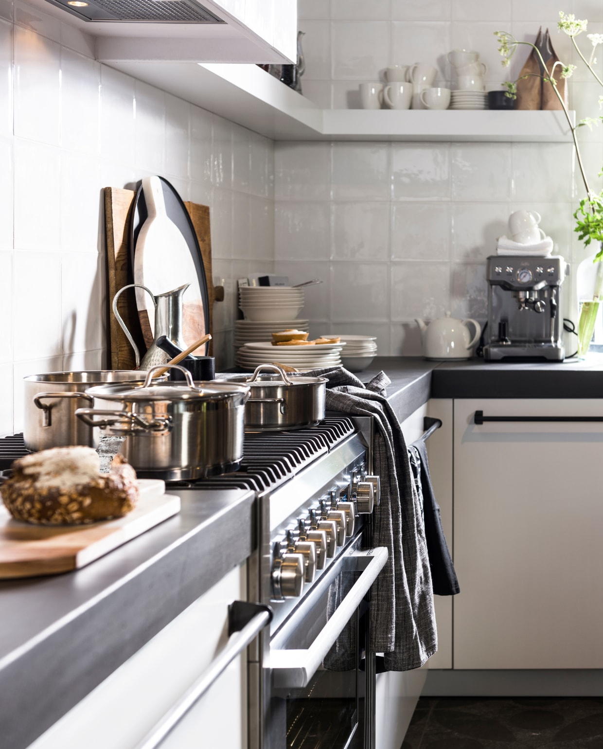 www.vtwonen.nl, Kitchen Aid, Nijhof, Ikea, grachtenpand.com, Sissy-BoyHomeland, Day Warehouse, Intratuin, Combitex, It’s Loft (zie ook go.vtwonen.nl/collectie) vtwonen 09-2016 | styling Moniek Visser | fotografie Sjoerd Eickmans