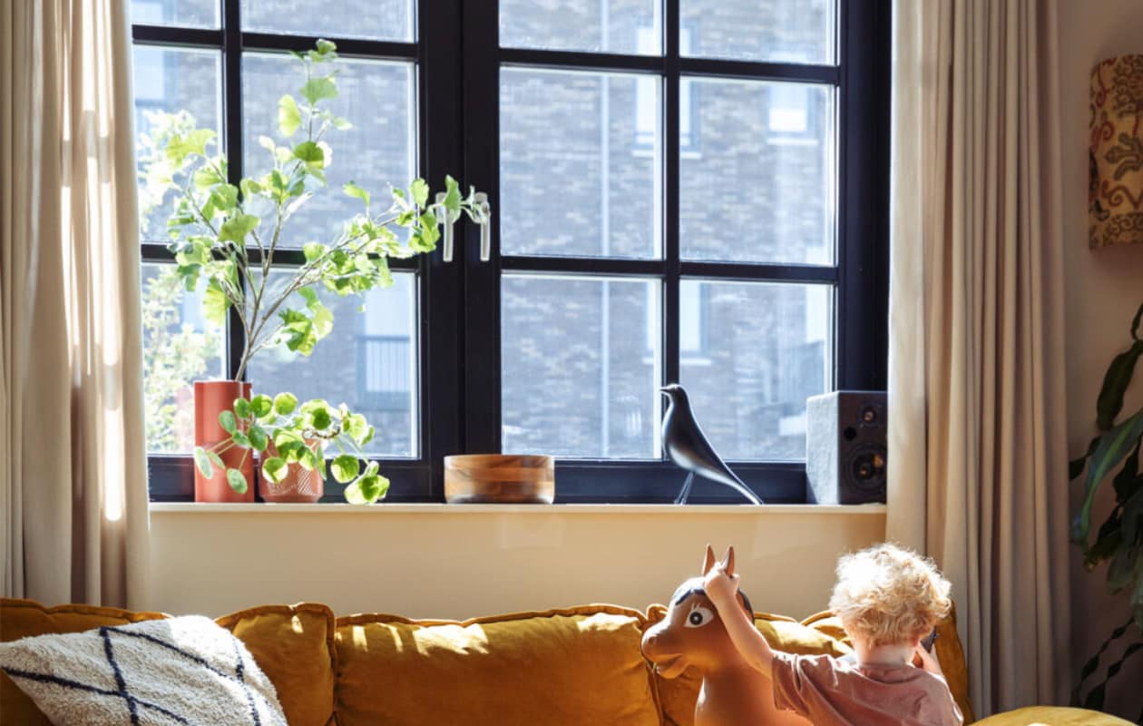 Bank en kussen HKliving. Salontafel Marktplaats. Tapijt Dutchbone. Vazen Wibra. Kom Zara Home. Vogel gekregen. Gordijnen Veneta. vtwonen 10-2021 | styling Ilona Jongepier | fotografie Dana van Leeuwen
