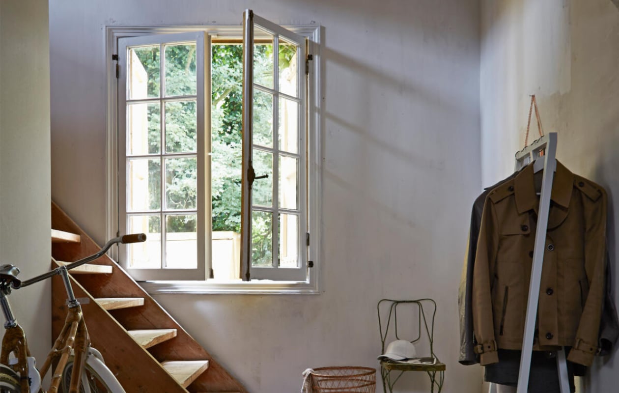 Fiets, leren pet en schoenen, lange jas Restored, mand en kapstok Mobilia Woonstudio, stoel De Weldaad, kledinghangers Ikea, overige jassen privébezit. vtwonen 09-2014 | styling Frans Uyterlinde | fotografie Alexander van Berge