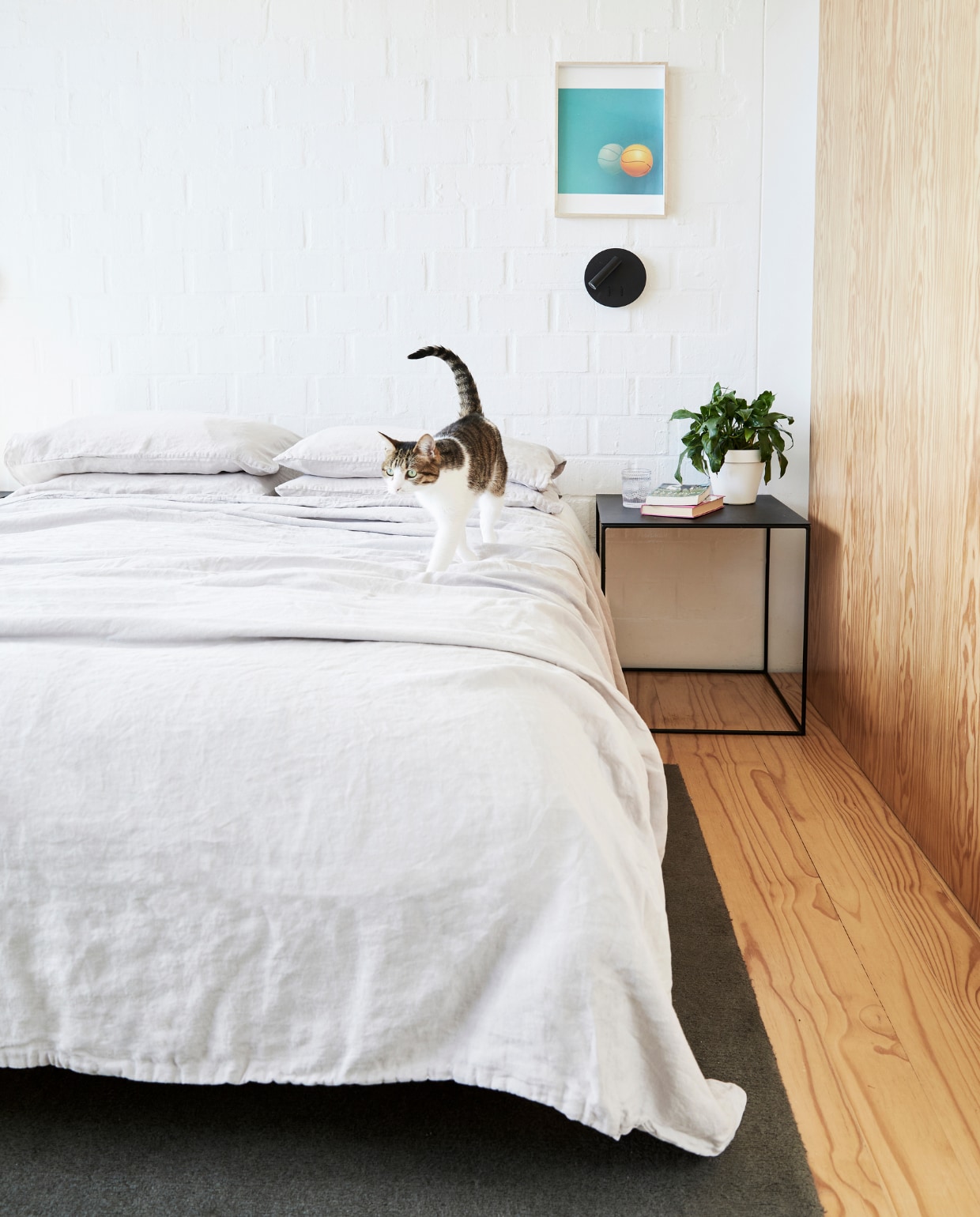David en Bonnie's huis. Wandlamp Spazio Lighting. Kunstwerk Stephen Hitchcock. Overig onbekend. vtwonen special binnenkijken 03-2022 | productie Bureaux | fotografie Warren Heath | styling Sven Alberding