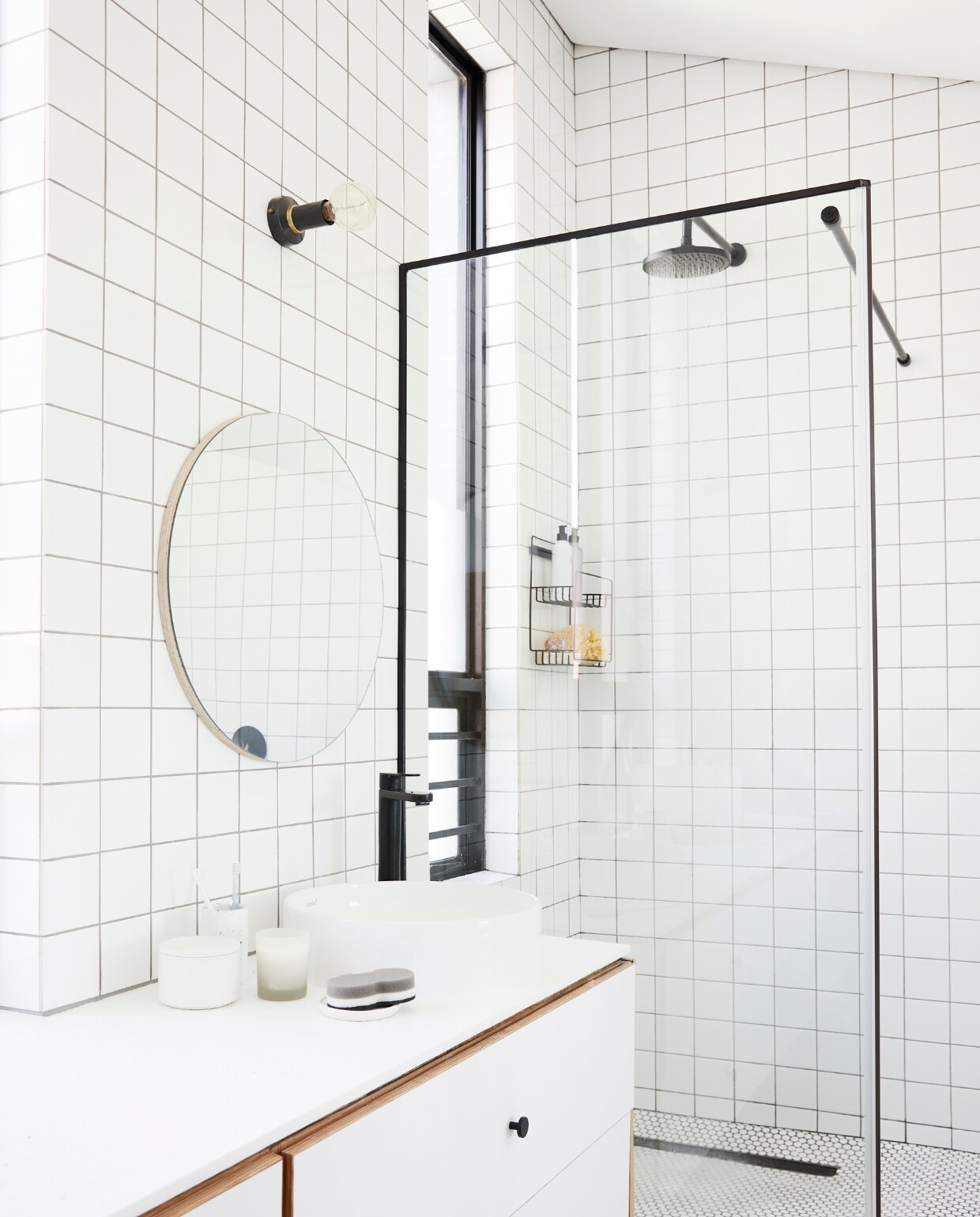 David en Bonnie's huis. Wand- en vloertegels Pudlo. Wasmeubel ontworpen door David. Waskom Cotto. Kraan en douche Gio Plumbing. Wandlamp Hoi P’loy. Overig onbekend. vtwonen special binnenkijken 03-2022 | productie Bureaux | fotografie Warren Heath | styling Sven Alberding