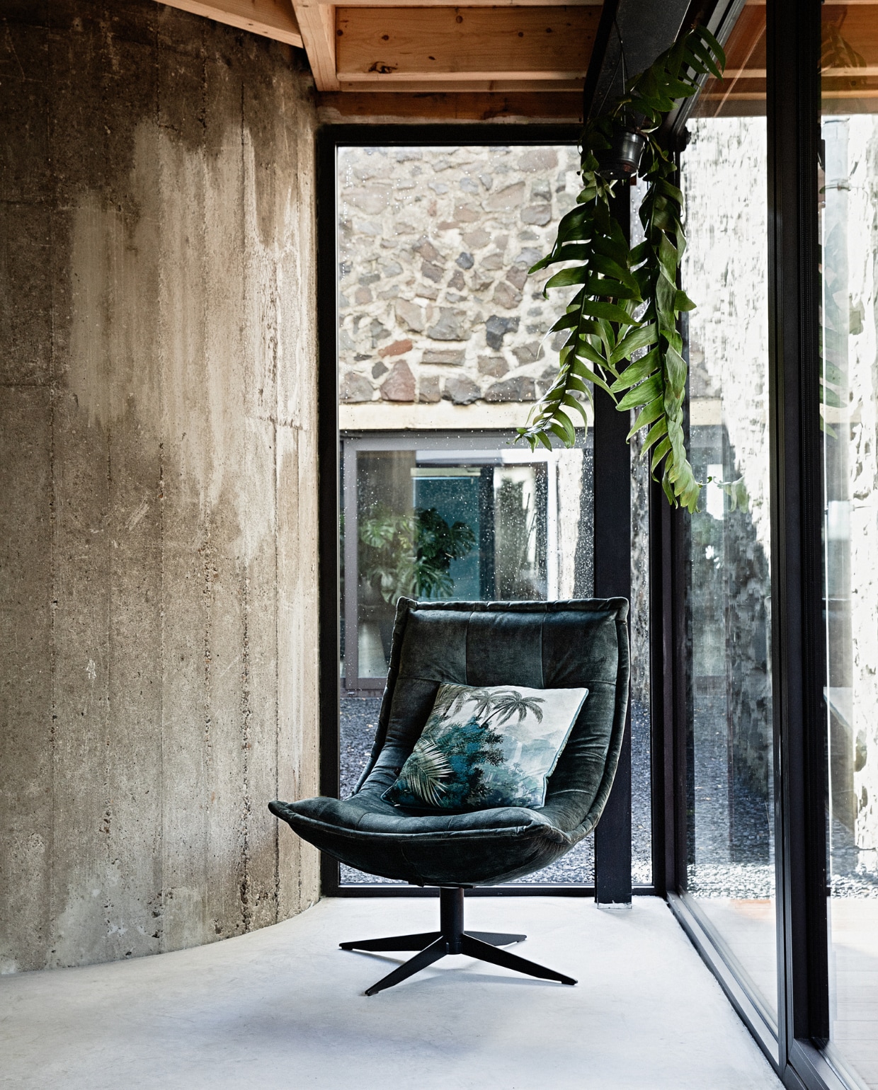 Draaistoel en kussen ByDennis. vtwonen 03-2022 | styling Ilona Jongepier | fotografie Dana van Leeuwen
