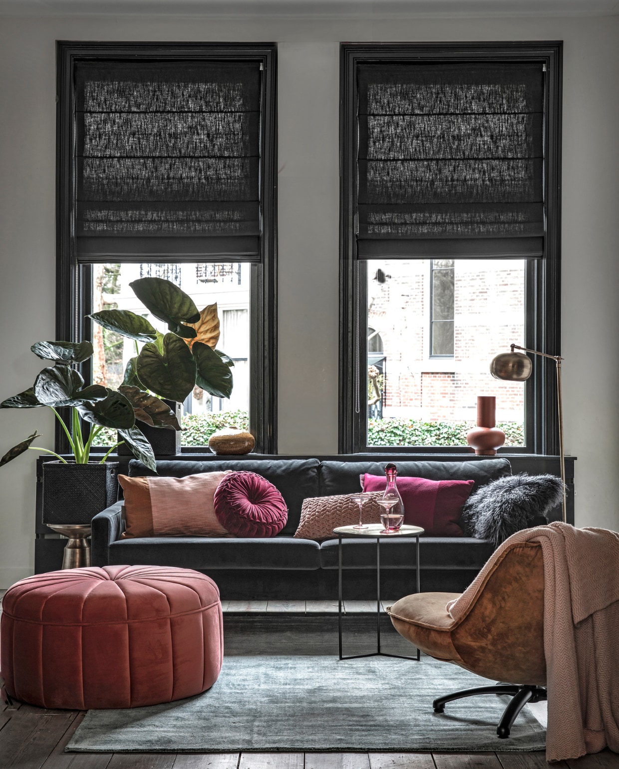 Driezitsbank Astha in Velours Dark Grey € 899,-, grote poef Dixie in Velours Vintage Rosa € 299,- (sofacompany.com). Fauteuil Dirk € 629,- (hetkabinet.nl). Grijsgroen vloerkleed, 160x230 cm € 279,95, okergele vaas € 30,63, rond aubergine kleurig velours kussentje € 29,95, oudroze smock kussentje € 25,-, oudroze plaid € 69,- (woondock.nl). Bijzettafel Corinthia van Lifestyle, metaal brons, 40x55 cm (Øxh) € 239,-, bijzettafel Copenhagen van Rivièra Maison € 103,20, mat bronzen vloerlamp Nordal Globe, 140x50 cm € 559,-, terra kleurige vaas Theseus van Urban Nature Culture € 59,95 (vtwonen.nl). Roze glazen karaf € 14,99, roze cocktailglazen per stuk € 7,99 (hm.com). Kussen met twee vlakken in okergeel/zachtroze en donkerrood/donkerroze, 40x60 cm per stuk € 89,95 (kus-sen.nl). Grijs vacht- kussentje Tibet Nightsquare € 79,95 (zenzahome.com). vtwonen 02-2019 | styling Moniek Visser | fotografie Peggy Janssen