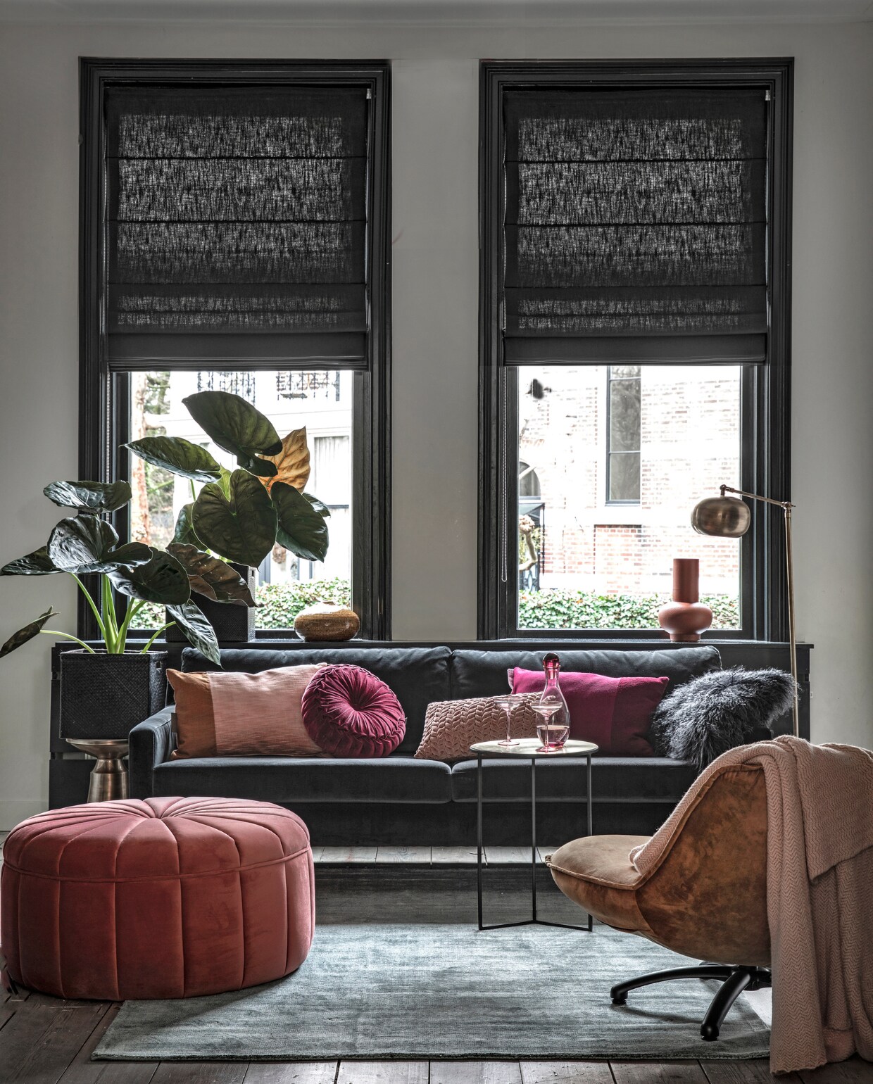 Driezitsbank Astha in Velours Dark Grey € 899,-, grote poef Dixie in Velours Vintage Rosa € 299,- (sofacompany.com). Fauteuil Dirk € 629,- (hetkabinet.nl). Grijsgroen vloerkleed, 160x230 cm € 279,95, okergele vaas € 30,63, rond aubergine kleurig velours kussentje € 29,95, oudroze smock kussentje € 25,-, oudroze plaid € 69,- (woondock.nl). Bijzettafel Corinthia van Lifestyle, metaal brons, 40x55 cm (Øxh) € 239,-, bijzettafel Copenhagen van Rivièra Maison € 103,20, mat bronzen vloerlamp Nordal Globe, 140x50 cm € 559,-, terra kleurige vaas Theseus van Urban Nature Culture € 59,95 (vtwonen.nl). Roze glazen karaf € 14,99, roze cocktailglazen per stuk € 7,99 (hm.com). Kussen met twee vlakken in okergeel/zachtrozeen donkerrood/donkerroze, 40x60 cmper stuk € 89,95 (kus-sen.nl). Grijs vacht- kussentje Tibet Nightsquare € 79,95 (zenzahome.com). vtwonen 02-2019 | styling Moniek Visser | fotografie Peggy Janssen