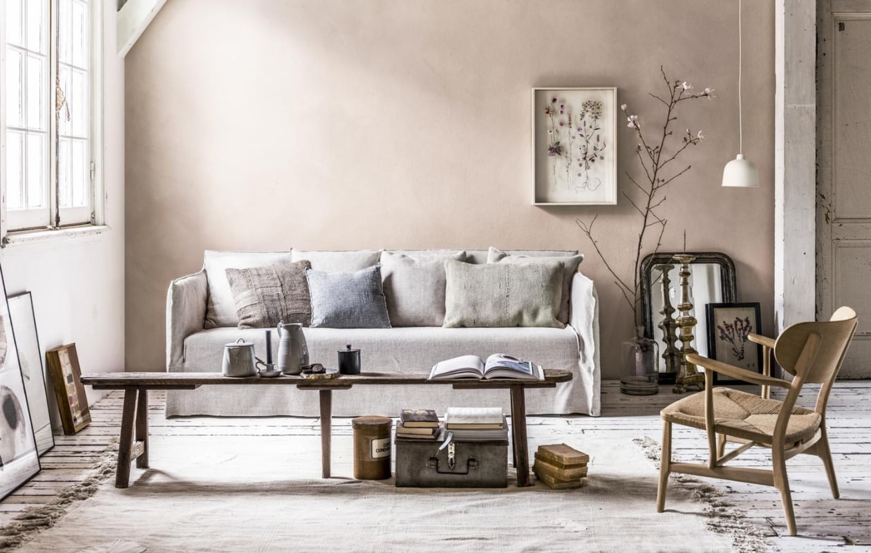 Muurverf in kleur Sweetpea van Bauwerk Colour (We Are Wow Makers). Posters exclusief zwarte lijsten per stuk € 55,-, vloerkleed € 625,- (Berden by Houweling). Stofstalen in houten lijst € 175,-, taupekleurig kussen met canvas vlakken € 29,95, grijs langwerpig canvas kussen € 75,-, antieke houten kandelaar € 335,- (Brechtje Olsthoorn Interiors). Theepot € 39,90 (Loods 5). Oud houten bankje € 89,-, zwarte lijst met gedroogde bloemen € 39,95 (Eland&amp;vanderHelst). Porseleinen kandelaar € 34,95, witte porseleinen kan € 109,95, grijs linnen kussen met gerafelde rand € 24,95 (Stadspaviljoen Noord). Zwarte pot met deksel van keramiek € 42,50 (MaisonNL). Versteende boomstamschijf € 21,95 (Raw Materials). Kartonnen apothekerspot € 30,-, oude spiegel met zwarte lijst € 250,- (De Weldaad). Metalen kist € 35,- (Van Dijk &amp; Ko). Bank Gervasoni Ghost 12 met stof Diamante € 2837,- (La Vie Bohème). Kunstwerk Flower Construction 87, gemaakt van droogbloemen en papier € 1275,- (Anne ten Donkelaar). Hanglamp € 169,- (Nordic New). Eiken stoel ontworpen door Hans J. Wegner € 2282,- (Mobilia). Magnoliatak € 20,- (Fleurmonde). Houten deur € 150,- (Burbri Antiek). Overig privébezit. vtwonen 08-2017 | styling Danielle Verheul | fotografie Sjoerd Eickmans