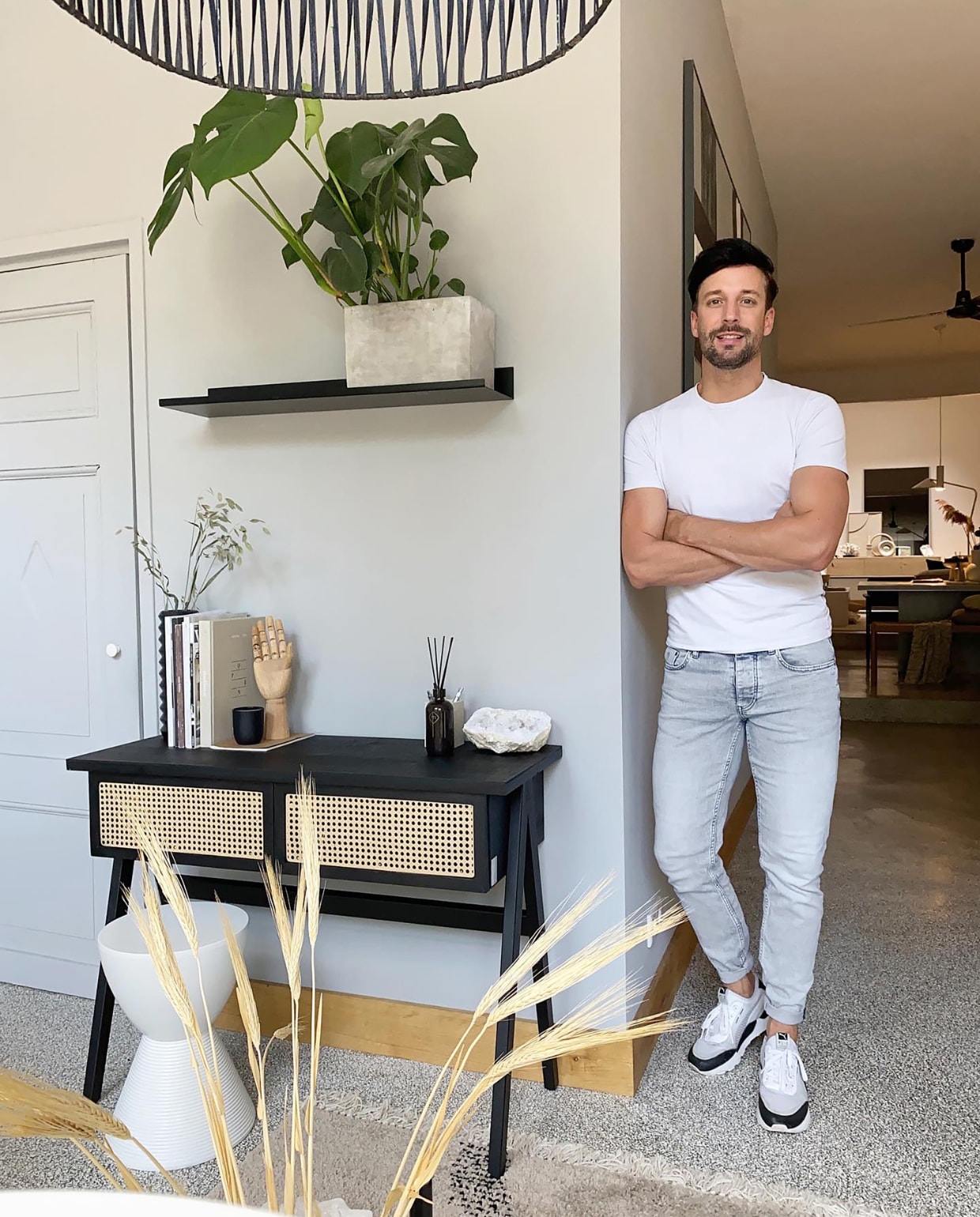 Bureau CocoMaison, geschilderde kruk Philippe Starck, vloerkleed Wehkamp, plantenpot Serax, hanglamp Loods 5, muurverf Sweatpants van Coat Paint. Overig onbekend. vtwonen 10-2023 | productie Rolien van der Leeuw | fotografie Klaas Hogeweg