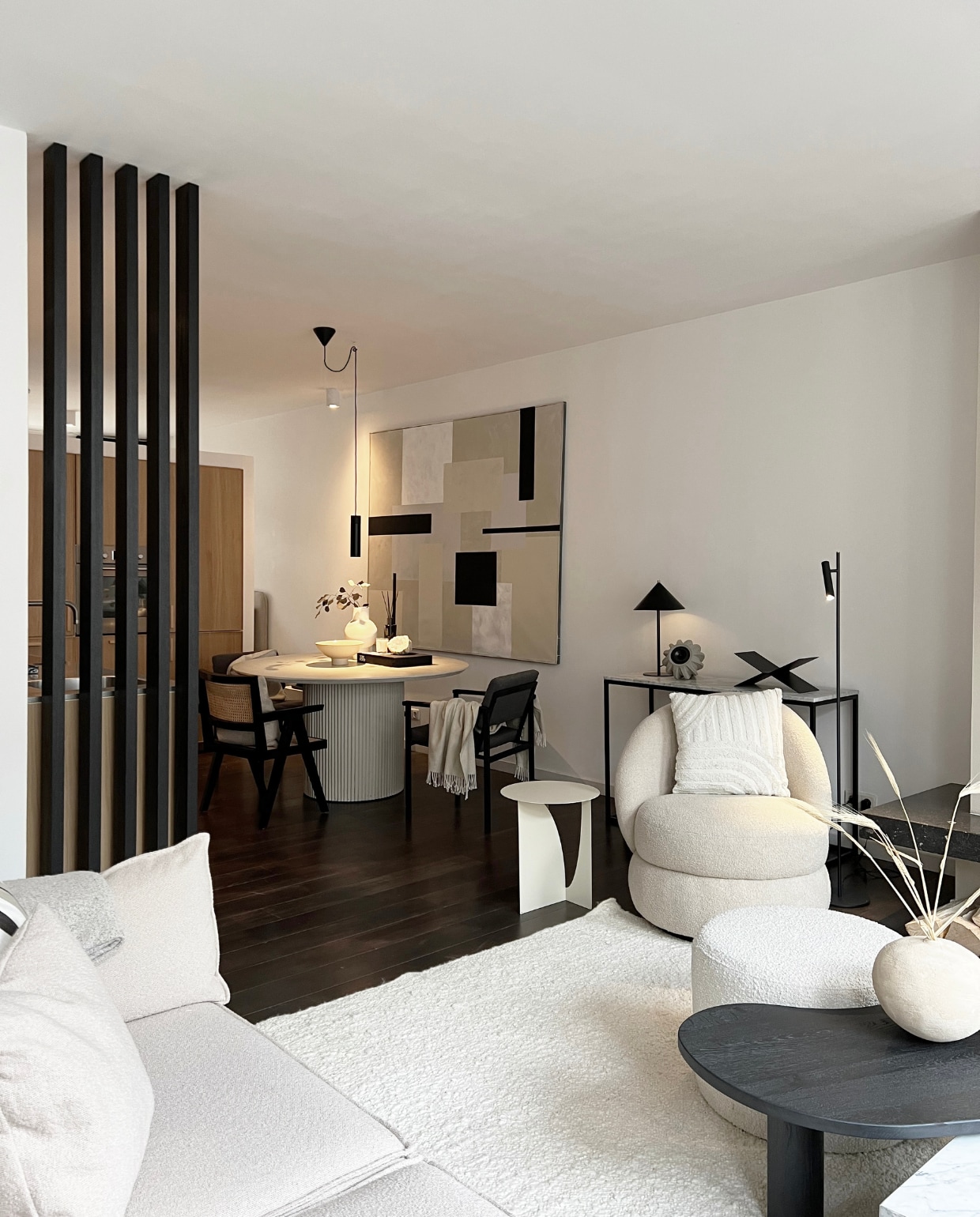 Vloerkleed, poef, modulebank Daphne en fauteuil Alma van Sofacompany. Kussen, eettafel, hanglamp en vloerlamp Wehkamp. Eetkamerstoelen Lumz, schilderij zelfgemaakt, salontafels maatwerk Onno Interior &amp; Design, vaas Urban Nature Culture, bijzettafel CocoMaison, sidetable Tafels van Steen, tafellamp Loods 5. Overig onbekend. vtwonen 10-2023 | productie Rolien van der Leeuw | fotografie Klaas Hogeweg
