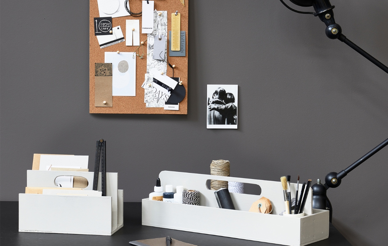 Memobord Flönsa, 33x52 cm (bxh) € 5,99 (ikea.nl). Vintage bureaulamp van Jieldé (whoppah.com). Overig privébezit. vtwonen 10-2023 | styling en uitvoering Corrien Flohil | fotografie Dennis Brandsma