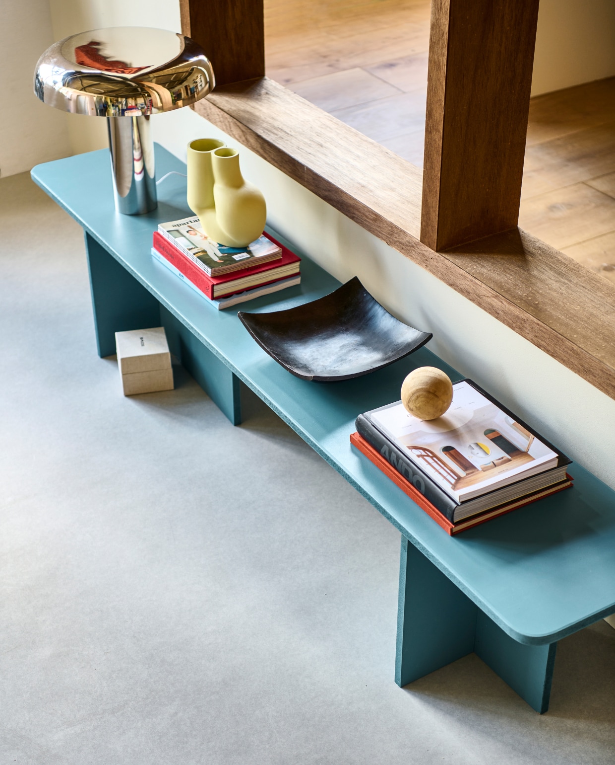 Muurverf Stock, meubelverf Air Force Blue (littlegreene.nl). Metalen lamp € 269,- (hkliving.com). Vaas Chubby van Hay € 85,- (vtwonen.nl/shop). Overig privébezit. vtwonen special DIY 07-2023 | styling Sanne Ketelaar | fotografie Sjoerd Eickmans