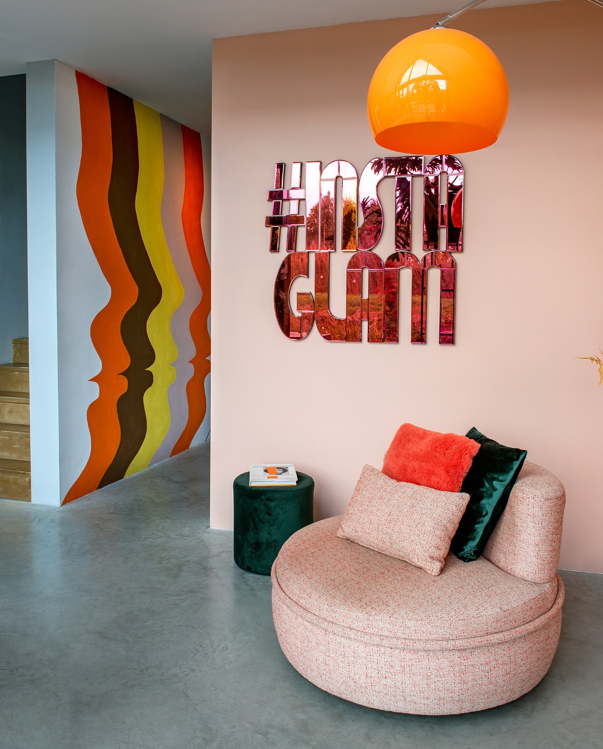 Stoel Lodge Living. Letters Tica, poef Karwei, kussens Nijhof, lamp vintage, wandschildering zelfgemaakt. Muurverf Blossom Pink van Le Noir &amp; Blanc. Gietvloer Willem Designvloeren. vtwonen 10-2023 | fotografie Ton Bouwer