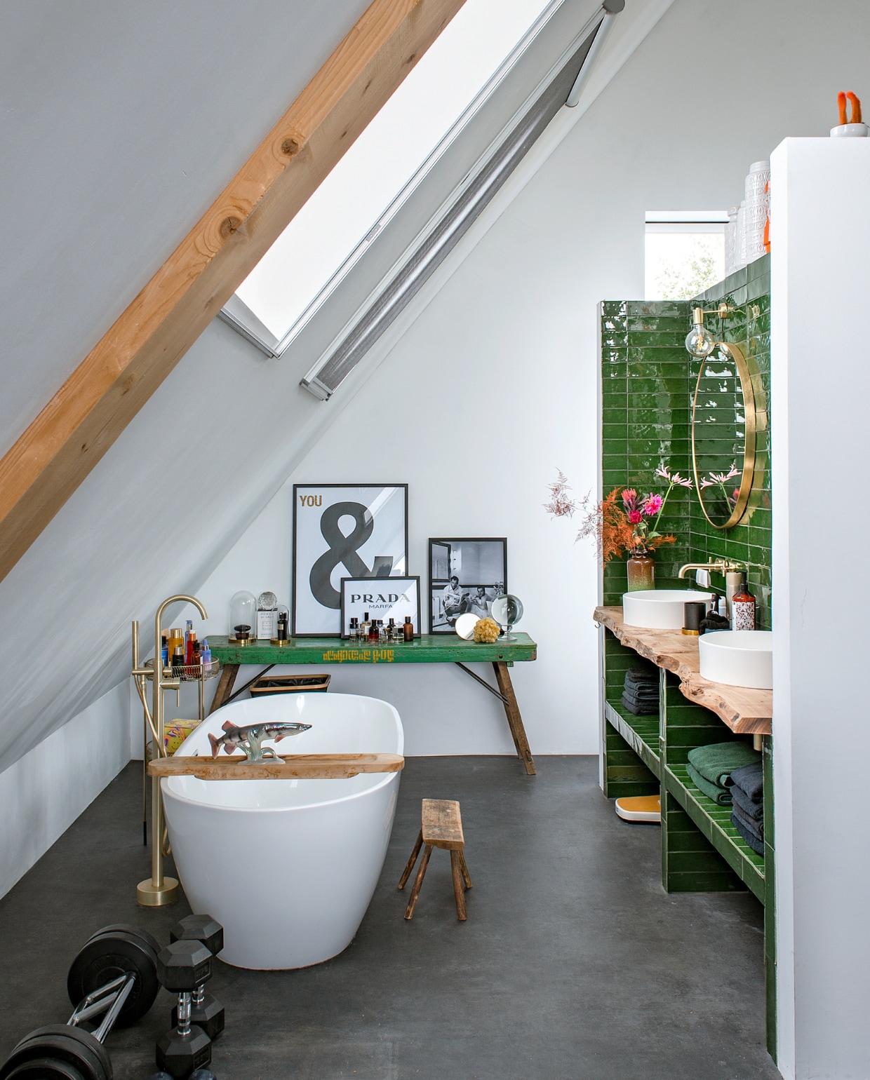 Bad en wastafelkranen Sanitairwinkel. Badkraan Troostwijk Auctions, tegels Tegeldepot. Spiegel en houten wastafelplank Nijhof. Prints Tica. Tafel en kruk vintage. Overig onbekend. vtwonen 10-2023 | fotografie Ton Bouwer