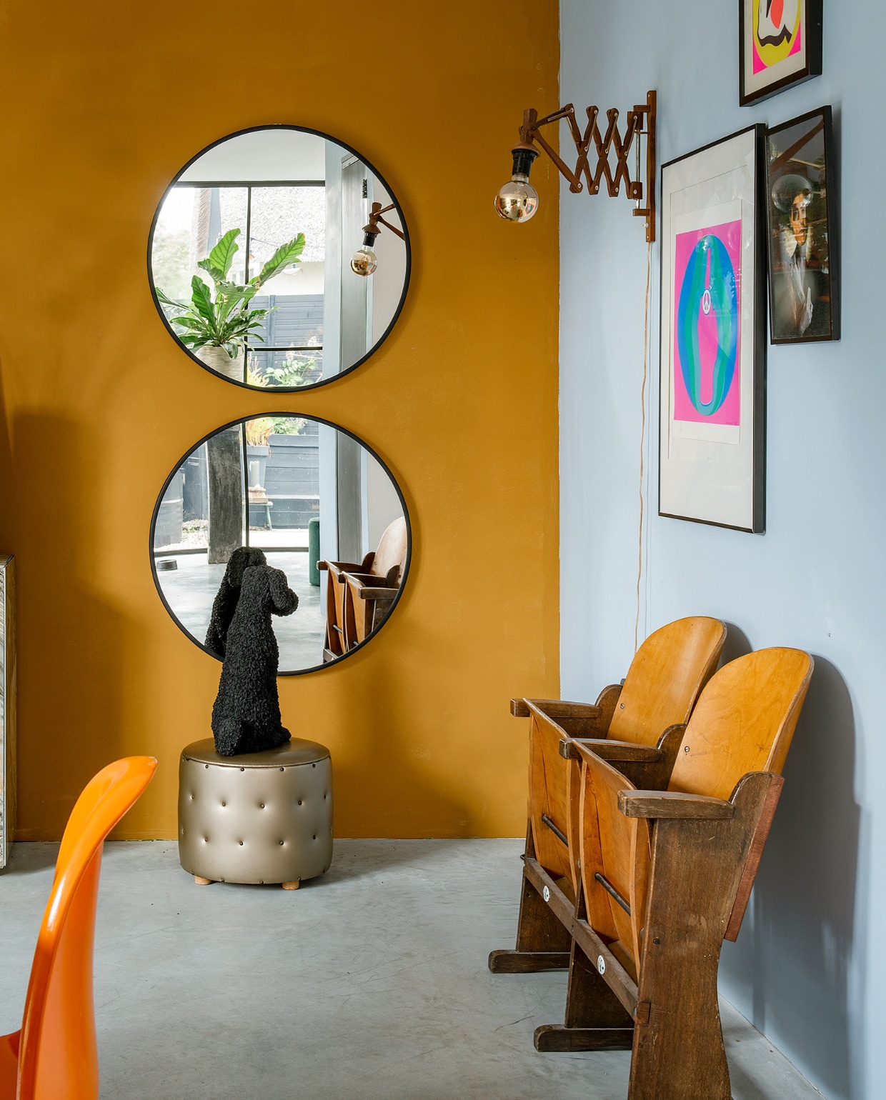 Vintage klapstoelen Eigenaar 8. Prints Sluiz, hond Ko Amsterdam, spiegels Nijhof. Muurverf Bright Skies van Flexa en Old Ocre van Pure & Original. Gietvloer Willem Designvloeren. Overig vintage. vtwonen 10-2023 | fotografie Ton Bouwer