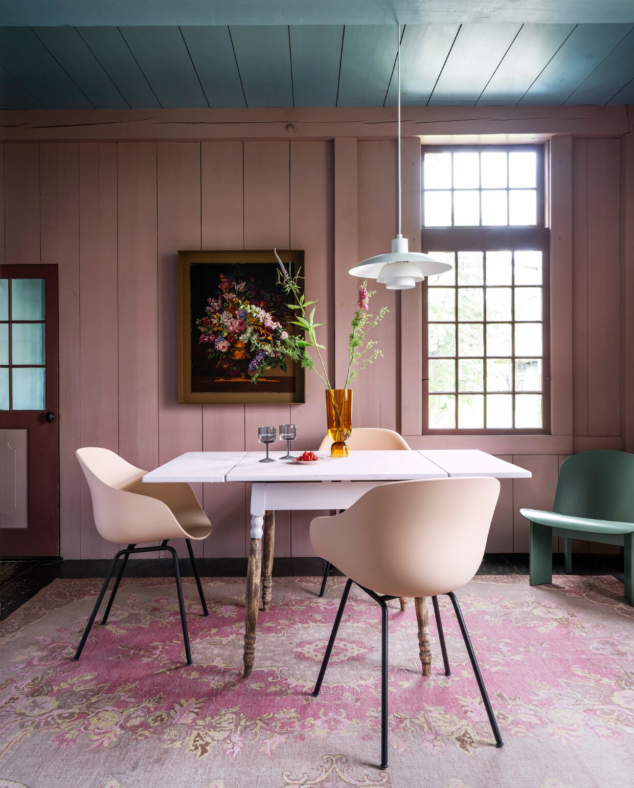 Tweedehands tafel € 19,95, tweedehands geborduurd boeket € 19,95  (kringloopsaartje.nl). Linoleum Furniture in Powder 4185, 183 cm breed, per m2 € 41,95 (forbo.nl). Tauperoze acrylverf in D4.04.71, per liter € 22,50 (flexa.nl). Baklijst zelfgemaakt, geverfd in krijtverf Praliné van Pure &amp; Original, per liter € 55,- (deruamsterdam.nl). Katoenen vloerkleed Printed Rug van HKliving, 250x250 cm € 349,- (vtwonen.nl/shop). Aluminium hanglamp Ph 4/3 van Louis Poulsen € 566,36 (flinders.nl). Eetkamerstoel AAC 226 in Soft Peach, houten zitting en stalen poten, 59x54x82 cm (bxdxh) € 275,-, beukenhouten loungestoel Chisel, 63x68,5x39 cm (bxdxh) € 549,-, glazen vaas Bottoms Up € 109,-, wijnglazen, set van 2 € 45,- (hay.nl). vtwonen 10-2023 | styling Marianne Luning | fotografie Stan Koolen | assistentie Rosa van Schie