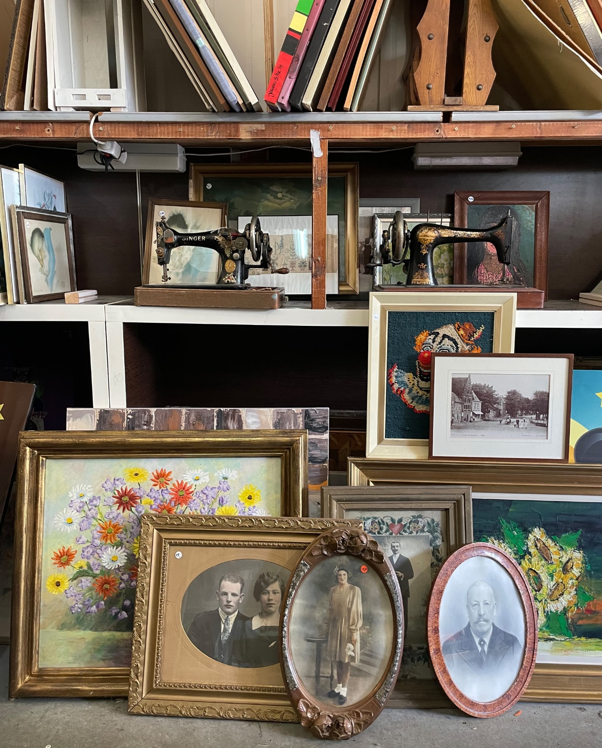 Tweedehands portretfoto’s in lijsten vanaf € 15,- (kringloopsaartje.nl). vtwonen 10-2023 | styling Marianne Luning | fotografie Stan Koolen | assistentie Rosa van Schie