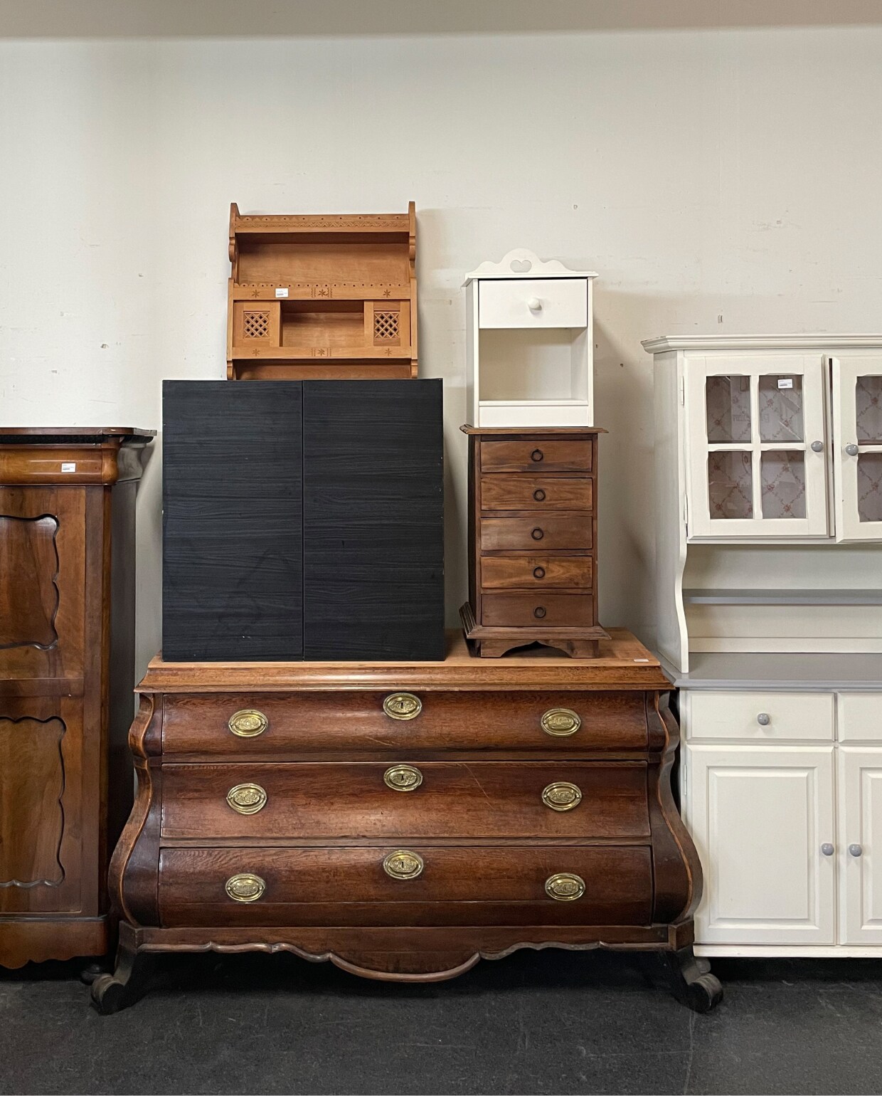 Tweedehands kast € 15,- (delokatie.nl). vtwonen 10-2023 | styling Marianne Luning | fotografie Stan Koolen | assistentie Rosa van Schie