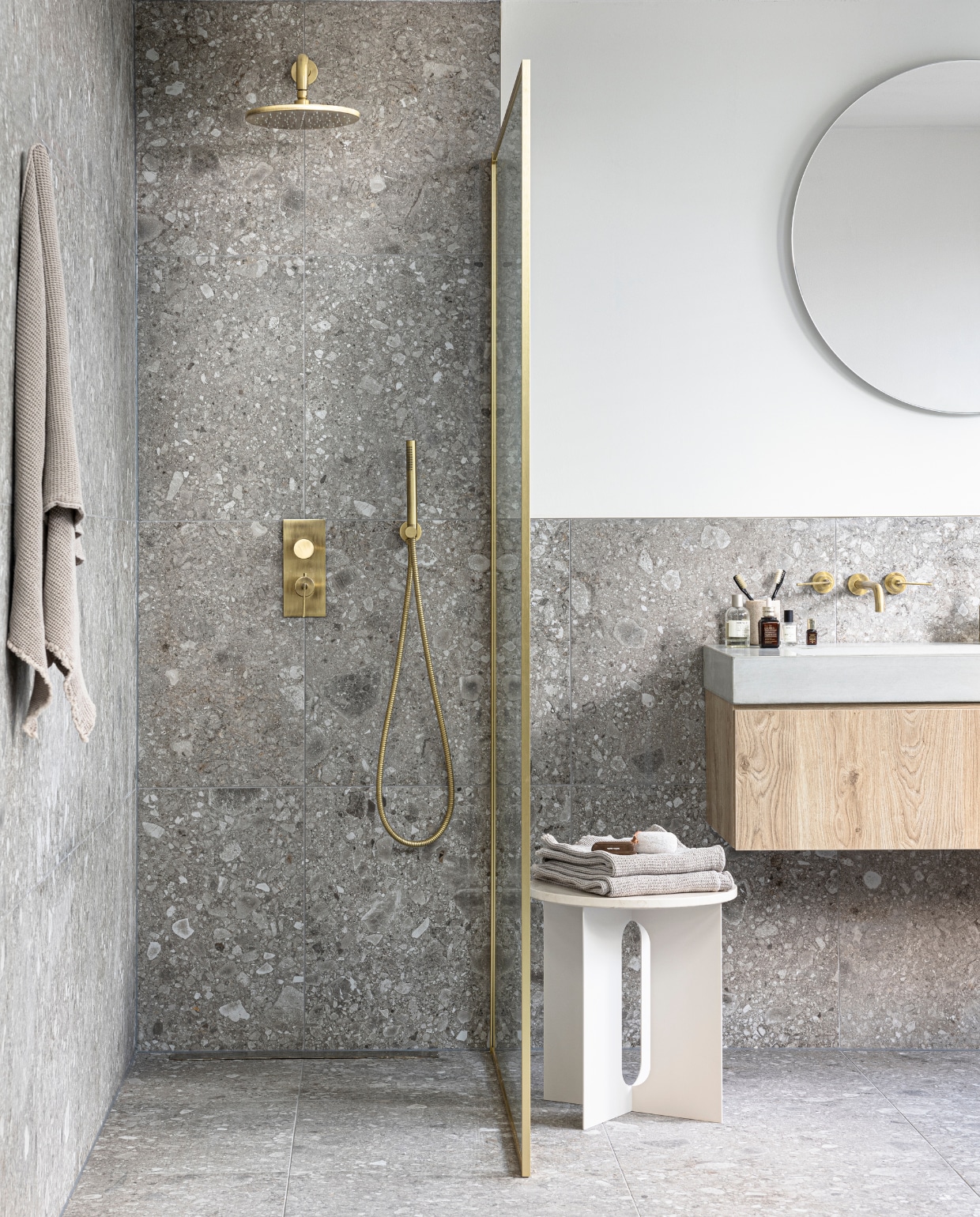 Wastafelonderkast Cube, eikenfineer, kleur Oak, 1 lade, 30x120x43,5 cm (hxbxd), wasbak Tank, beton, kleur Concrete, zonder kraangaten,10x120x46 cm (hxbxd), wandkraan Grip afdekset 2-greeps, uitloop 23 cm, kleur Bronze , douchethermostaat Grip, met hendel, kleur Bronze, hoofddouche Solid, kleur Bronze, 25 cm, douchearm Solid, 30 cm, kleur Bronze, staafhanddouche Solid, kleur Bronze, doucheslang, kleur Bronze, slangaansluitknie Solid, kleur Bronze, tegels Composite, kleur Dark Grey, 60x60 cm, per m² (vtwonen.nl/collectie). styling Kim van Rossenberg | fotografie Sjoerd Eickmans