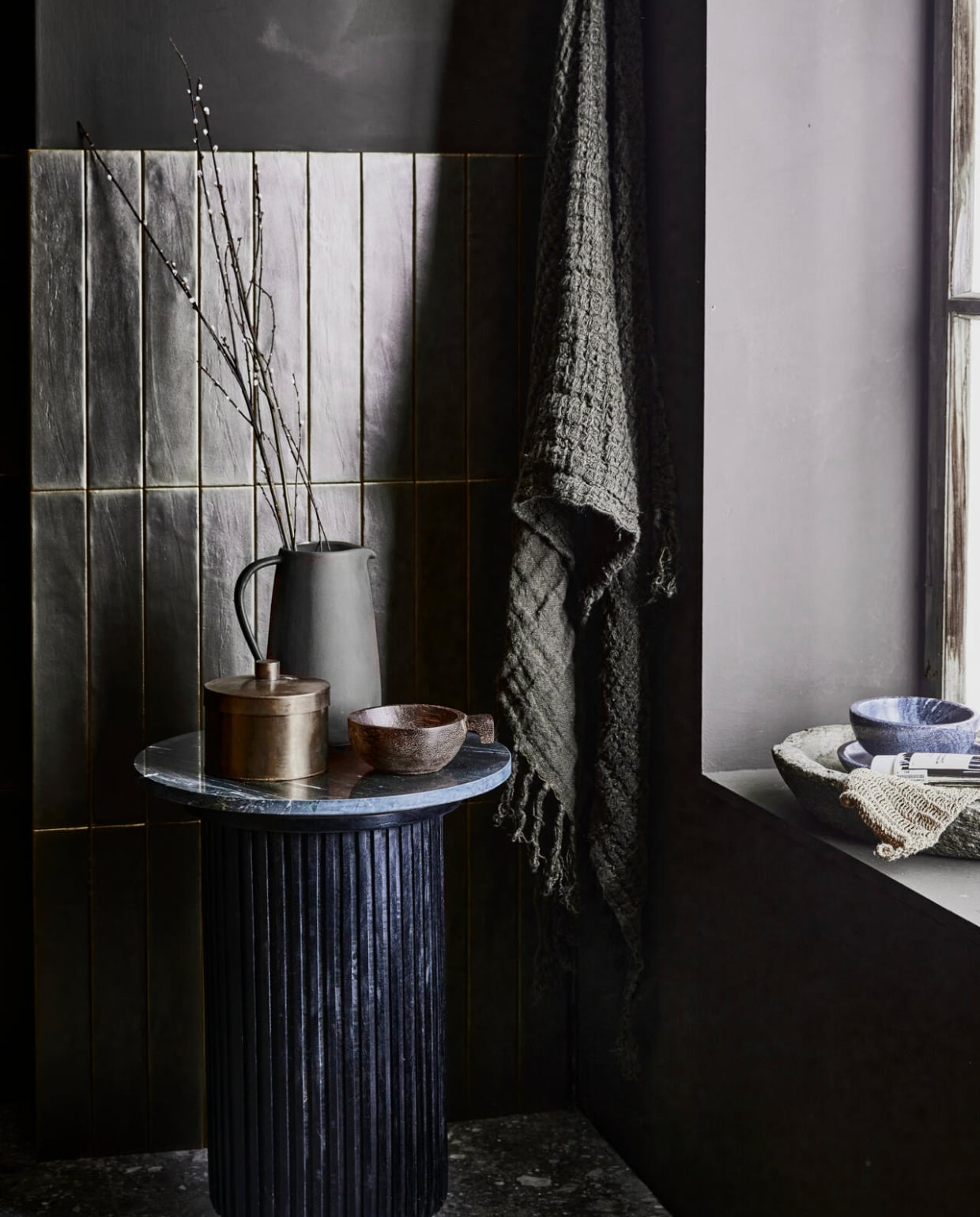 Wandtegel Marrakesh, kleur Nieve, glans, 6,5x40 cm, per m² € 62,35. Bad Tub € 3163,-. Badmengkraan Flame, kleur Bronze, vrijstaand € 2353,-. Vloertegel Mold XL Cement, 90x90 cm, per m² € 71,10, kruk en witte vaas hkliving.nl, wafelhanddoek van Marc O’Polo, muurverf kleur Flax vtwonen.nl. Overig privébezit. vtwonen 08-2021 | productie Tanja Saarberg | styling Cleo Scheulderman | fotografie Jeroen van der Spek