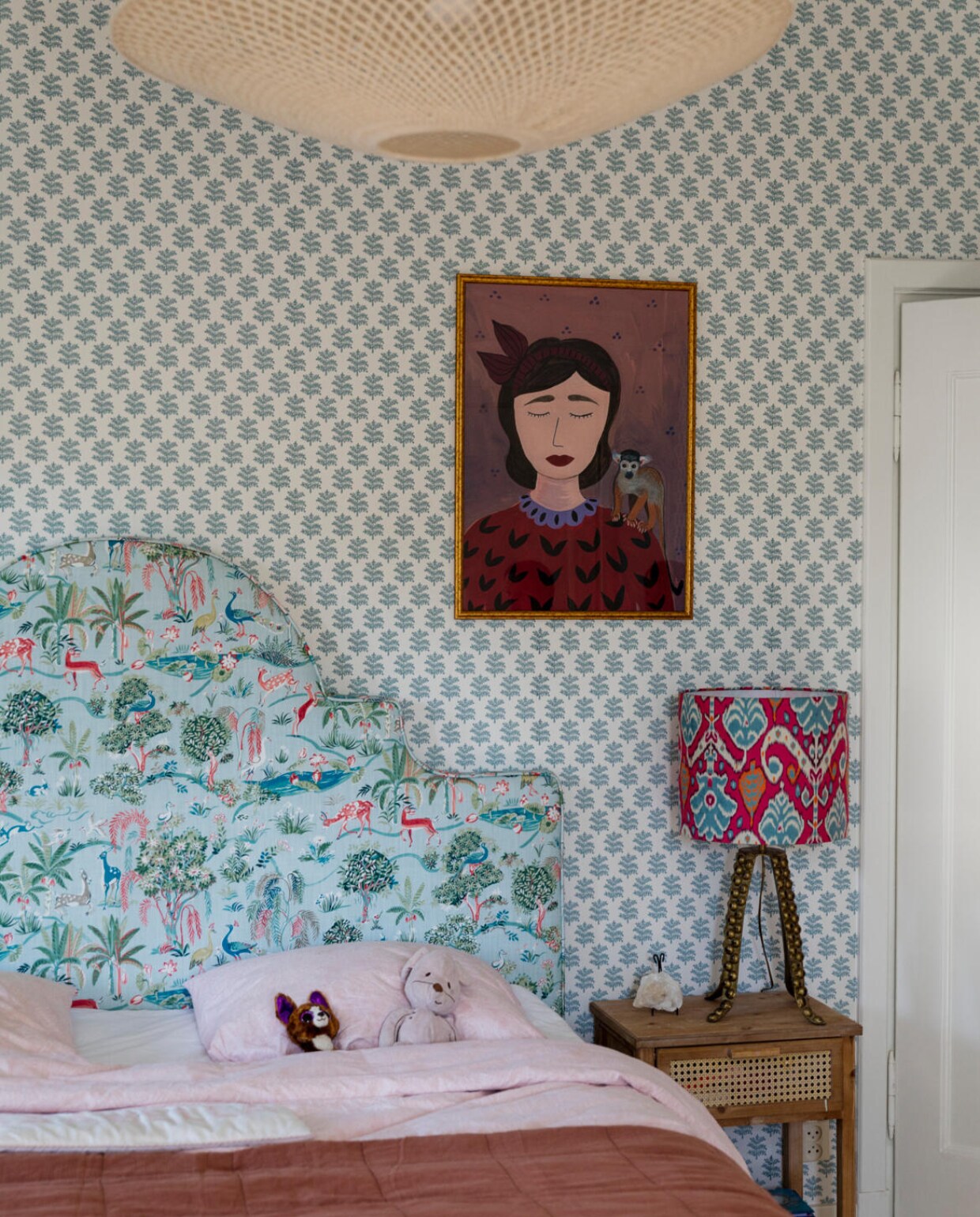 Stof hoofdbord Jane Churchill, schilderijen Sasika, plaid en dekbedovertrek Vandyck, nachtkastje Xenos, hanglamp, lampvoeten en hoofdbord Eef Langeler Design. Overig onbekend. vtwonen 02-2023 | fotografie Dana Van Leeuwen | styling Ilona Jongepier