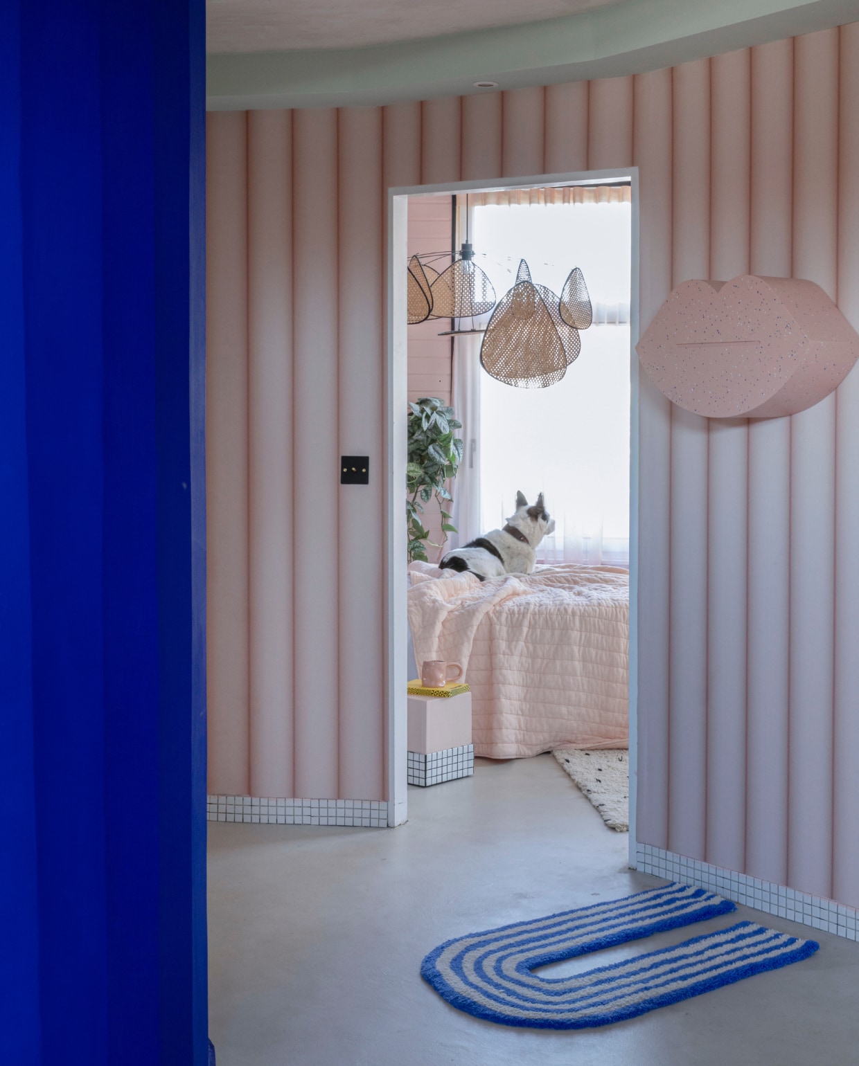 Muurverf Ultra Blue Little Greene. Behang BelarteStudio. Regenboogkleedje in opdracht gemaakt. Kunstwerk mond Sascha Grewe. vtwonen binnenkijken special 121-2022 | productie en fotografie Anne Catherine Scoffoni