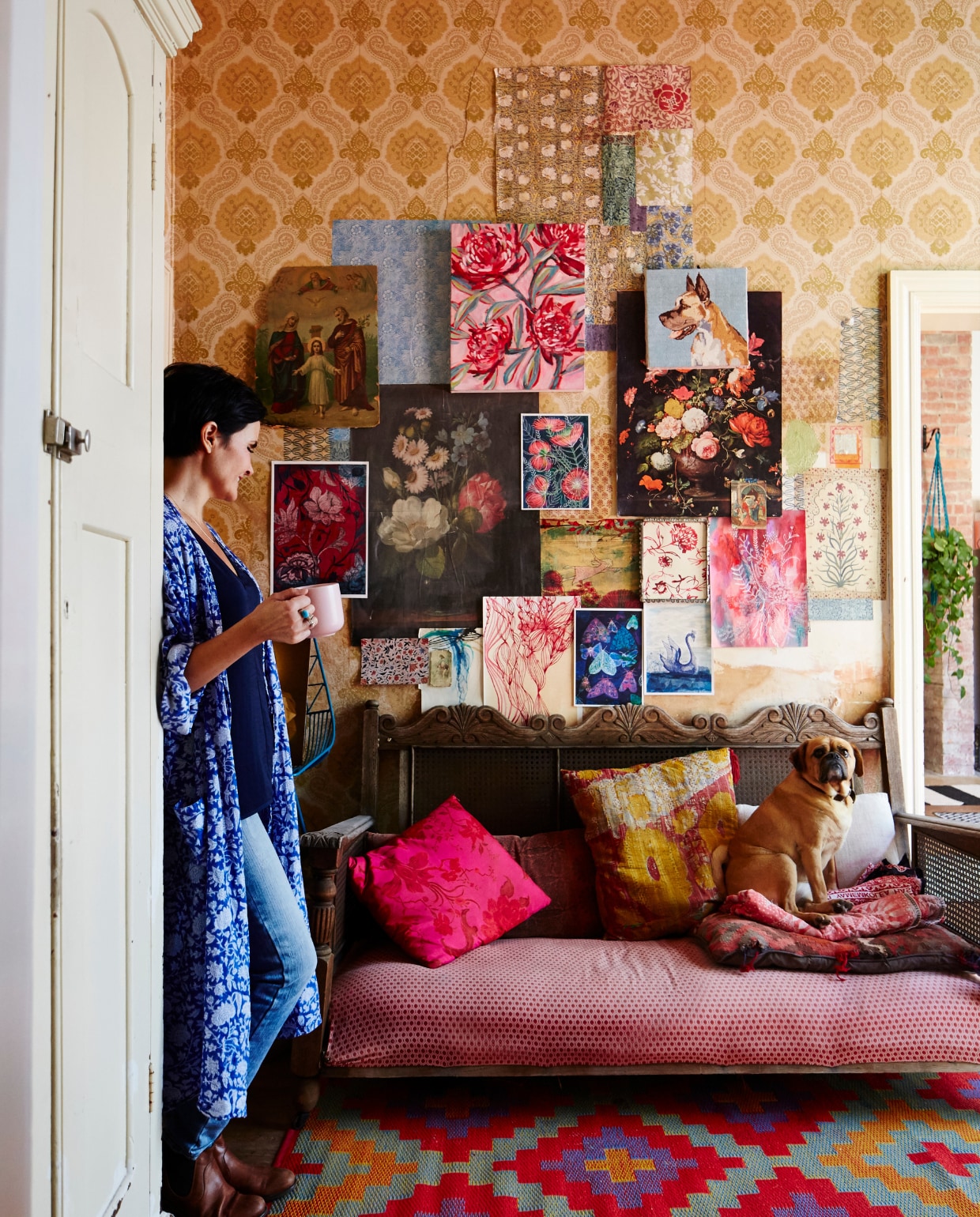 Seventiesbehang van vorige bewoners, vergelijkbaar behang Praxis. Turquoise barkruk Bend Goods. Houten bank antiek, zelf opnieuw bekleed. Buitenkelim Interliving. Kussens Etsy van vintage stof. Kunst Paula Mills. Overig vintage of onbekend. Beeld vtwonen 06-2022 | productie Living inside | styling Julia Green | fotografie Armelle Habib