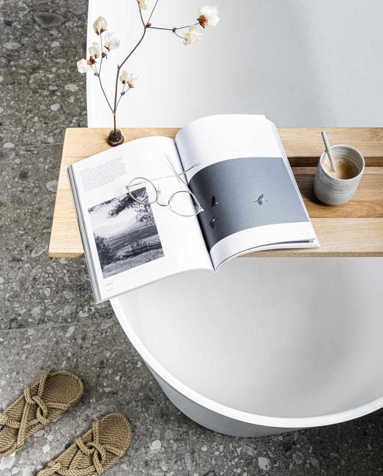 Slippers en bril stories.com, mok restored.nl, lepel annemiekebootsceramics.nl. Overig privébezit. vtwonen 08-2020 | styling Kim van Rossenberg | fotografie Sjoerd Eickmans