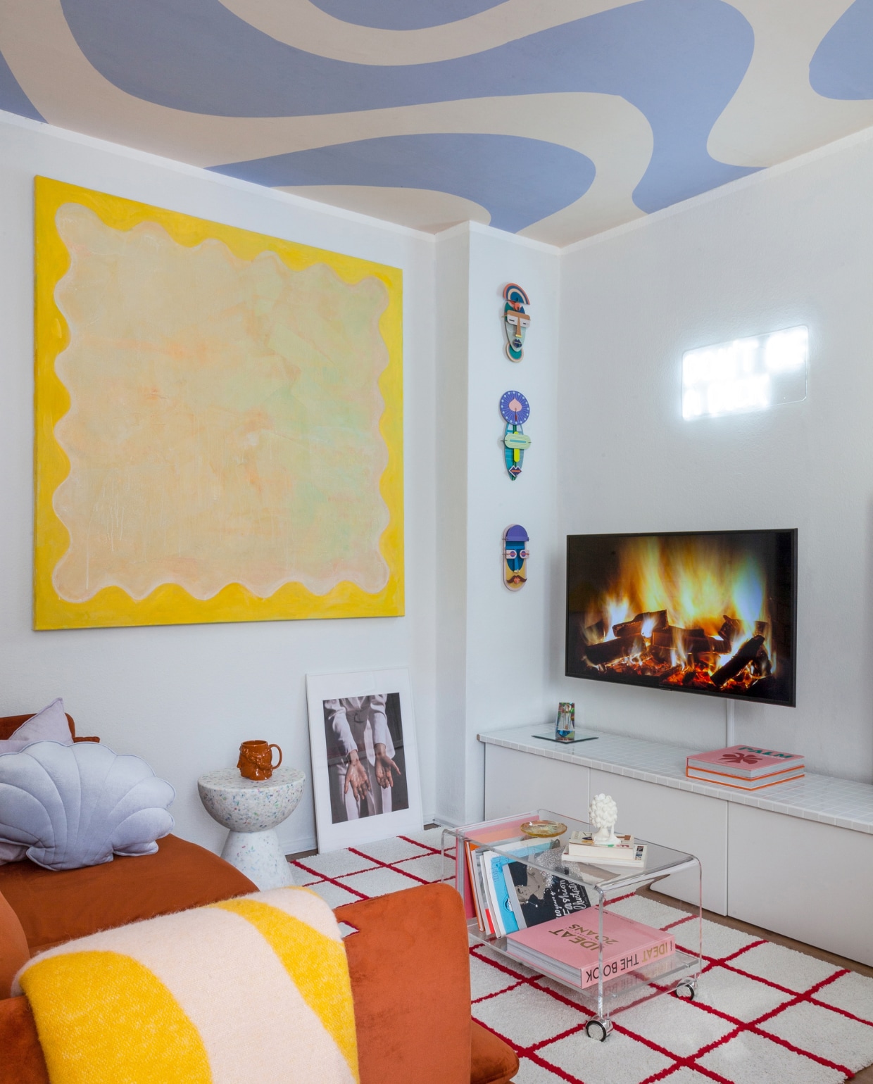 Behang op het plafond Curvy van Belarte Studio. Vloerkleed Ikea en koffietafel via Ebay. Bank Söderhamn van Ikea, hoes van Dekoria. Plaid Arket, kussen Moi Mili. Kruk Wild Studio, bruine beker en schilderij zelfgemaakt, kaars Sentimental Candles. Wandobjecten Studio Roof. Overig onbekend. vtwonen 4-2022 | styling Agi Raw | fotografie Anne-Catherine Scoffoni