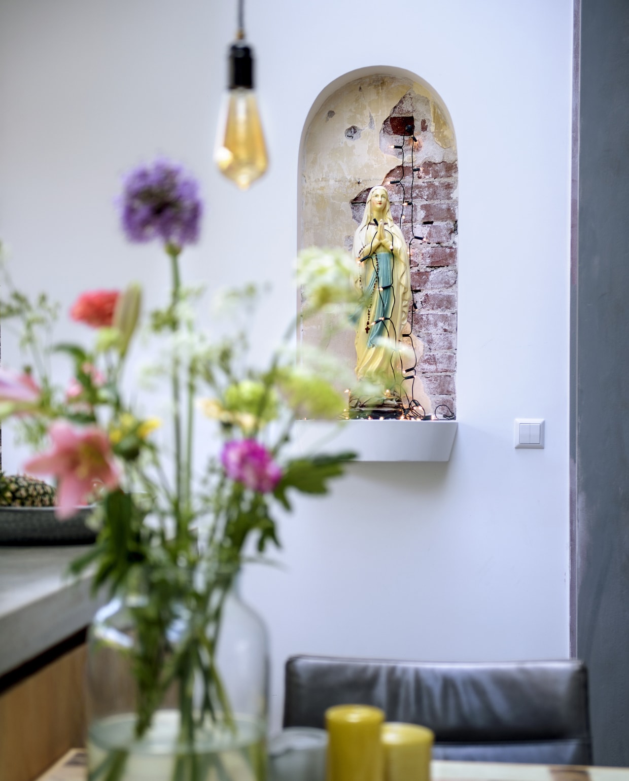 ‘Deze Maria was een verjaardagscadeautje van mijn broer en zusje, dit is een van die spullen die ik nooit weg zal doen. De nis is er speciaal voor gemaakt, door een van onze Poolse helden.’ vtwonen 01-2019 | fotograaf Ton Bouwer | styling Wendy Romeijn en Monique van der Pauw