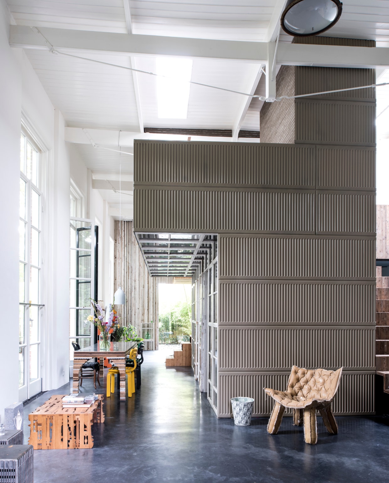Het vrijstaande object is opgebouwd uit oude radiatoren uit de barak, fauteuil prototype van Tejo Remy &amp; René Veenhuizen. One Dollar prullenbak van Rolf, tafel De tafel van het huis op aanvraag door Rolf, chubby chairs van Dirk vander Kooij, witte lamp van Studio Wieki Somers, bloemen van Bloomon, houten salontafel Slices of Henry Deux ontworpen door Rolf, cut Porcelain van Studio Rolf.fr, industriële lamp heeft Rolf van Niek Wagemans gekregen. Overig privébezit. vtwonen 03-2017 | styling Inge van Lieshout | fotografie Louis Lemaire/Insidehomepage