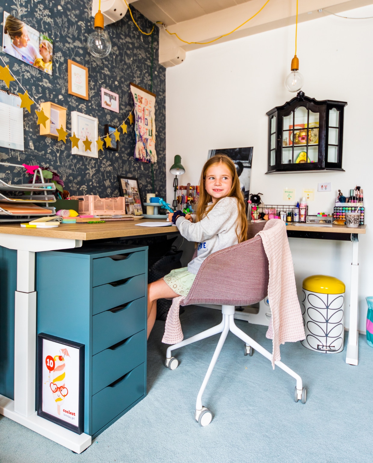 Bureau en ladekast Ikea. Stoel Hay, behang Sandberg Wallpaper, wandkast ’t Gemakje, prullenbak Orla Kiely. Overig onbekend. vtwonen 10-2023 | productie CocoFeatures | fotografie Laura Emma van Geest