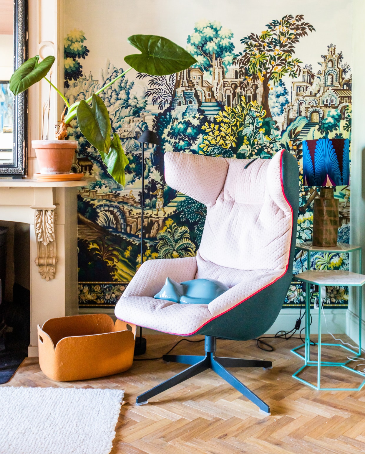 Stoel Moroso, paneelbehang Cole & Son, tafellamp Menu. Poes en spiegel Vitra. Mand Muuto, bijzet-tafels Diesel, vloerkleed Ferm Living, visgraatvloer Het Leidsch Parkethuis. vtwonen 10-2023 | productie CocoFeatures | fotografie Laura Emma van Geest