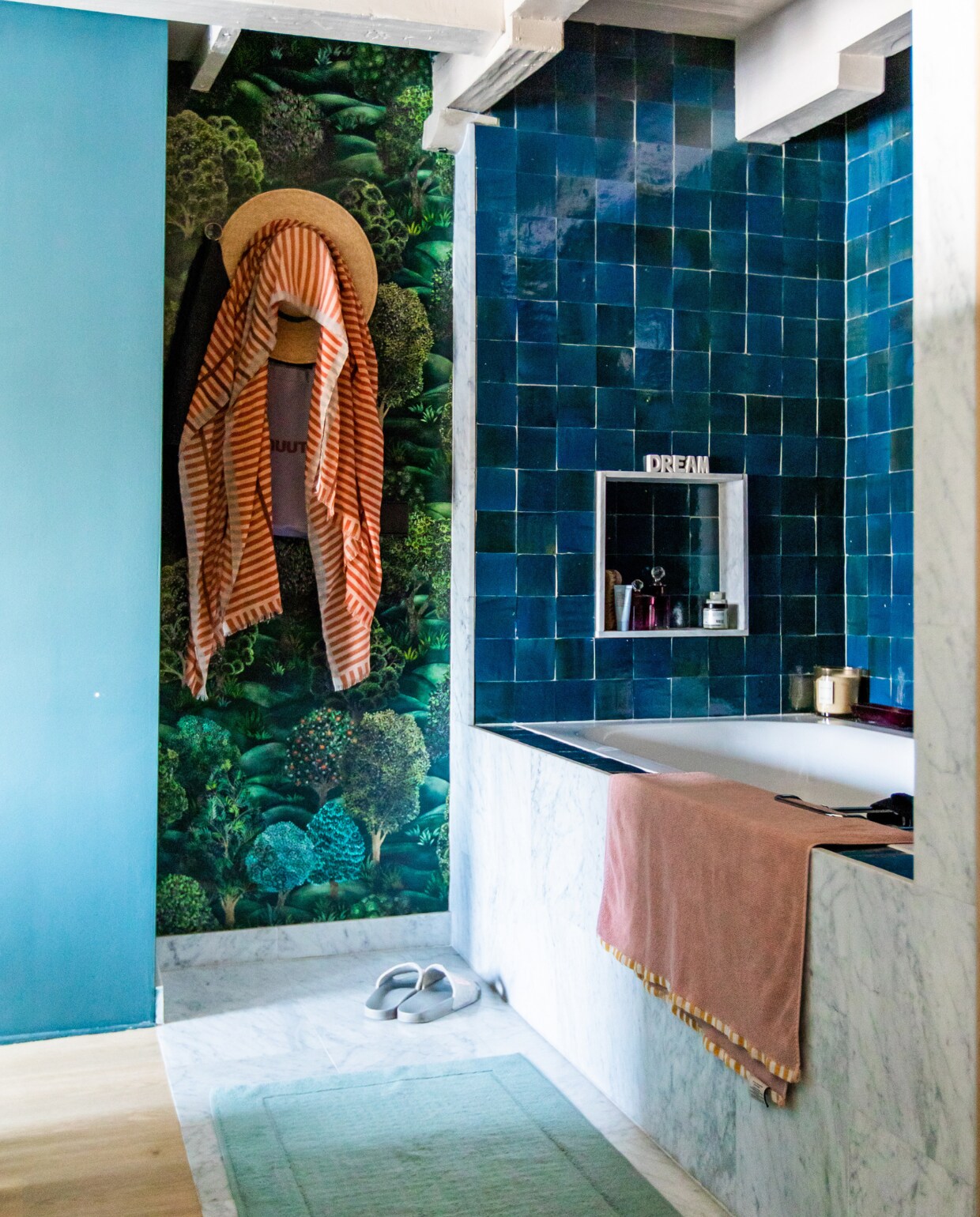 Badkamer op maat gemaakt naar ontwerp van Femkeido. Tegels Designtegels, behang Cole & Son, bad Sanidump, badmat Merci, handdoek Sissy-Boy. Muurverf Inchyra Blue van Farrow & Ball. Overig onbekend. vtwonen 10-2023 | productie CocoFeatures | fotografie Laura Emma van Geest